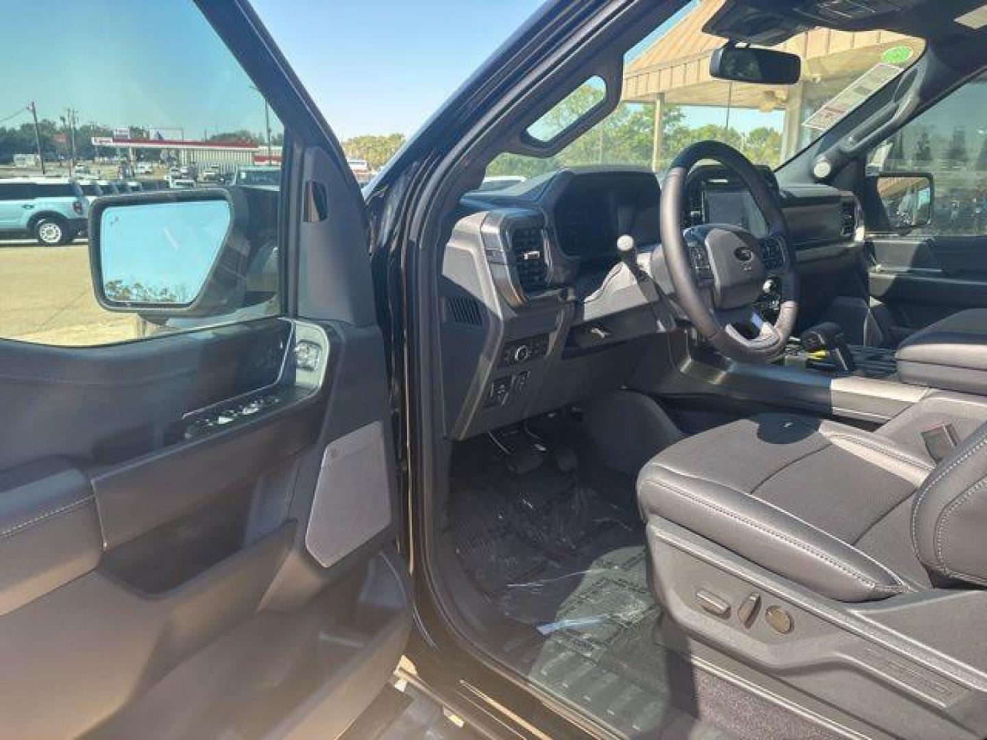 2025 Black Metallic /Black Ford F-150 Lariat (1FTFW5LDXSF) with an 3.5L PowerBoost Full-Hybrid V6 engine, Automatic transmission, located at 1105 E Mulberry, Kaufman, TX, 75142, (972) 962-2151, 32.589550, -96.300926 - $9,121 off MSRP!<br><br>3.5L PowerBoost Full-Hybrid V6, 4WD.<br>Agate Black Metallic 2025 Ford F-150 4D SuperCrew Lariat 4WD 10-Speed Automatic 3.5L PowerBoost Full-Hybrid V6 23/23 City/Highway MPG Price includes: $1000 - Truck Month Retail Bonus Cash. Exp. 03/31/2026 $1500 - Retail Bonus Cash. Exp. - Photo#9