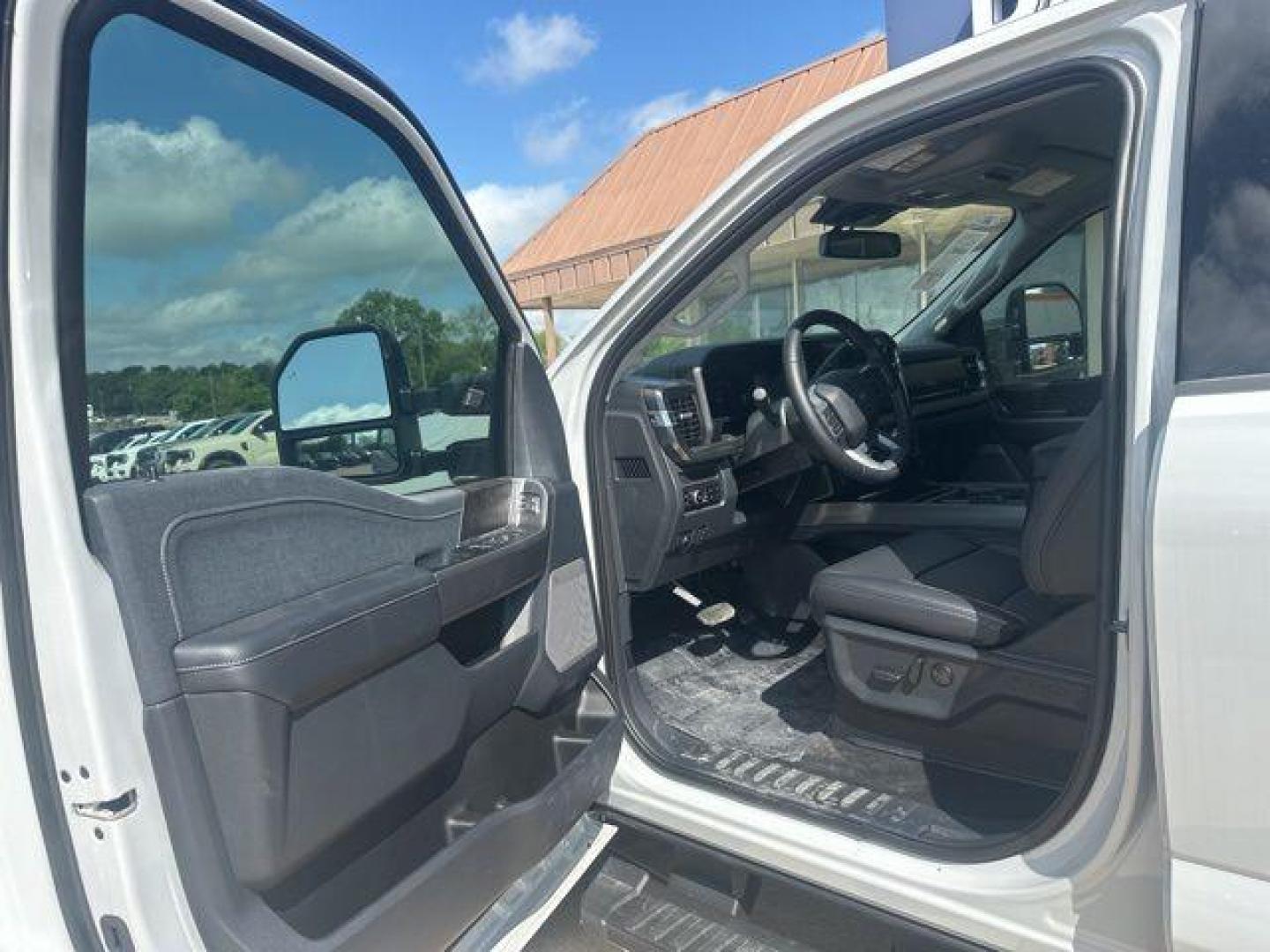2026 Avalanche /Black Onyx Ford F-250SD Lariat (1FT8W2BT1TE) with an Power Stroke 6.7L V8 DI 32V OHV Turbodiesel engine, Automatic transmission, located at 1105 E Mulberry, Kaufman, TX, 75142, (972) 962-2151, 32.589550, -96.300926 - $4,512 off MSRP!<br><br>4WD, ABS brakes, Alloy wheels, Compass, Electronic Stability Control, Front dual zone A/C, Heated door mirrors, Heated front seats, Heated rear seats, Illuminated entry, Low tire pressure warning, Remote keyless entry, Traction control.<br>Avalanche 2026 Ford F-250SD 4D Crew - Photo#5