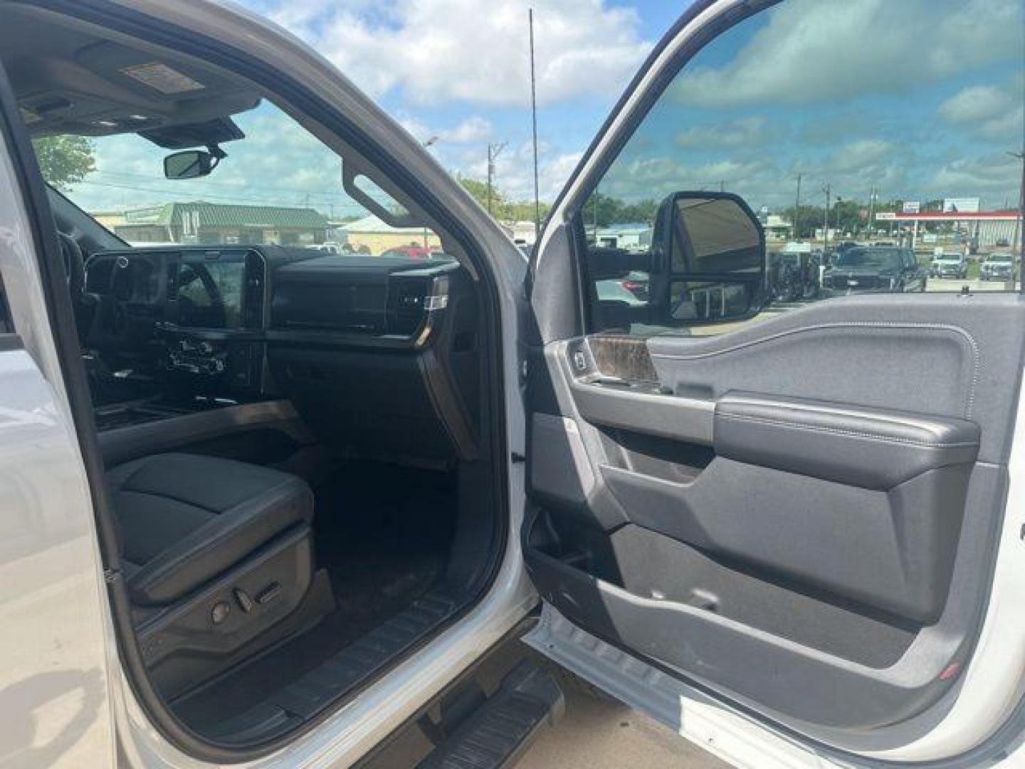 2026 Avalanche /Black Onyx Ford F-250SD Lariat (1FT8W2BT1TE) with an Power Stroke 6.7L V8 DI 32V OHV Turbodiesel engine, Automatic transmission, located at 1105 E Mulberry, Kaufman, TX, 75142, (972) 962-2151, 32.589550, -96.300926 - $4,512 off MSRP!<br><br>4WD, ABS brakes, Alloy wheels, Compass, Electronic Stability Control, Front dual zone A/C, Heated door mirrors, Heated front seats, Heated rear seats, Illuminated entry, Low tire pressure warning, Remote keyless entry, Traction control.<br>Avalanche 2026 Ford F-250SD 4D Crew - Photo#14