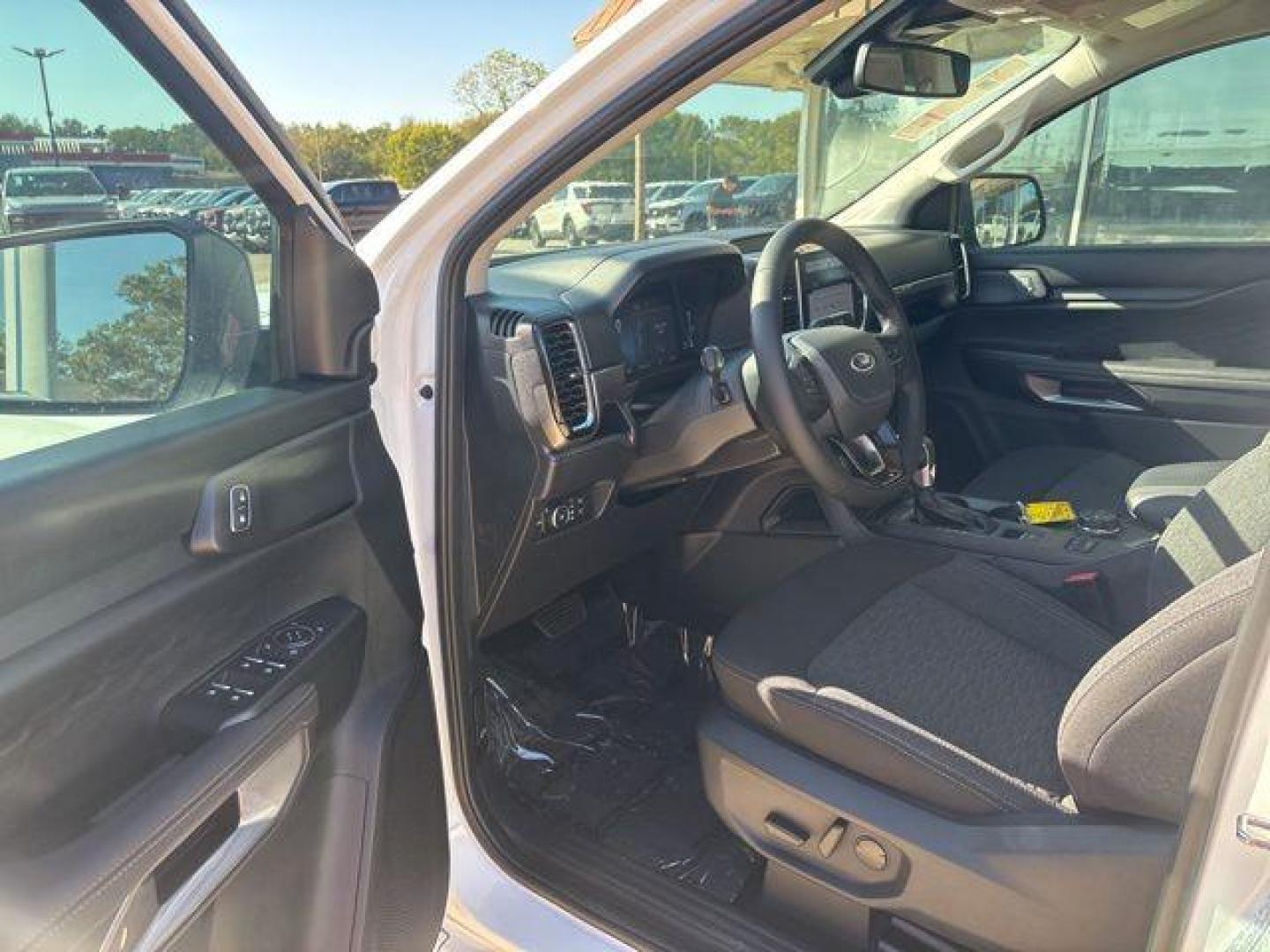 2025 Oxford White /Ebony Ford Ranger XLT (1FTER4HH3SL) with an EcoBoost 2.3L I4 GTDi DOHC Turbocharged VCT engine, Automatic transmission, located at 1105 E Mulberry, Kaufman, TX, 75142, (972) 962-2151, 32.589550, -96.300926 - $4,611 off MSRP!<br><br>4WD.<br>Oxford White 2025 Ford Ranger 4D Crew Cab XLT 4WD 10-Speed Automatic EcoBoost 2.3L I4 GTDi DOHC Turbocharged VCT 20/24 City/Highway MPG Price includes: $1000 - Truck Month Bonus Customer Cash. Exp. 03/31/2026 $2000 - Bonus Customer Cash. Exp. 03/31/2026 - Photo#9