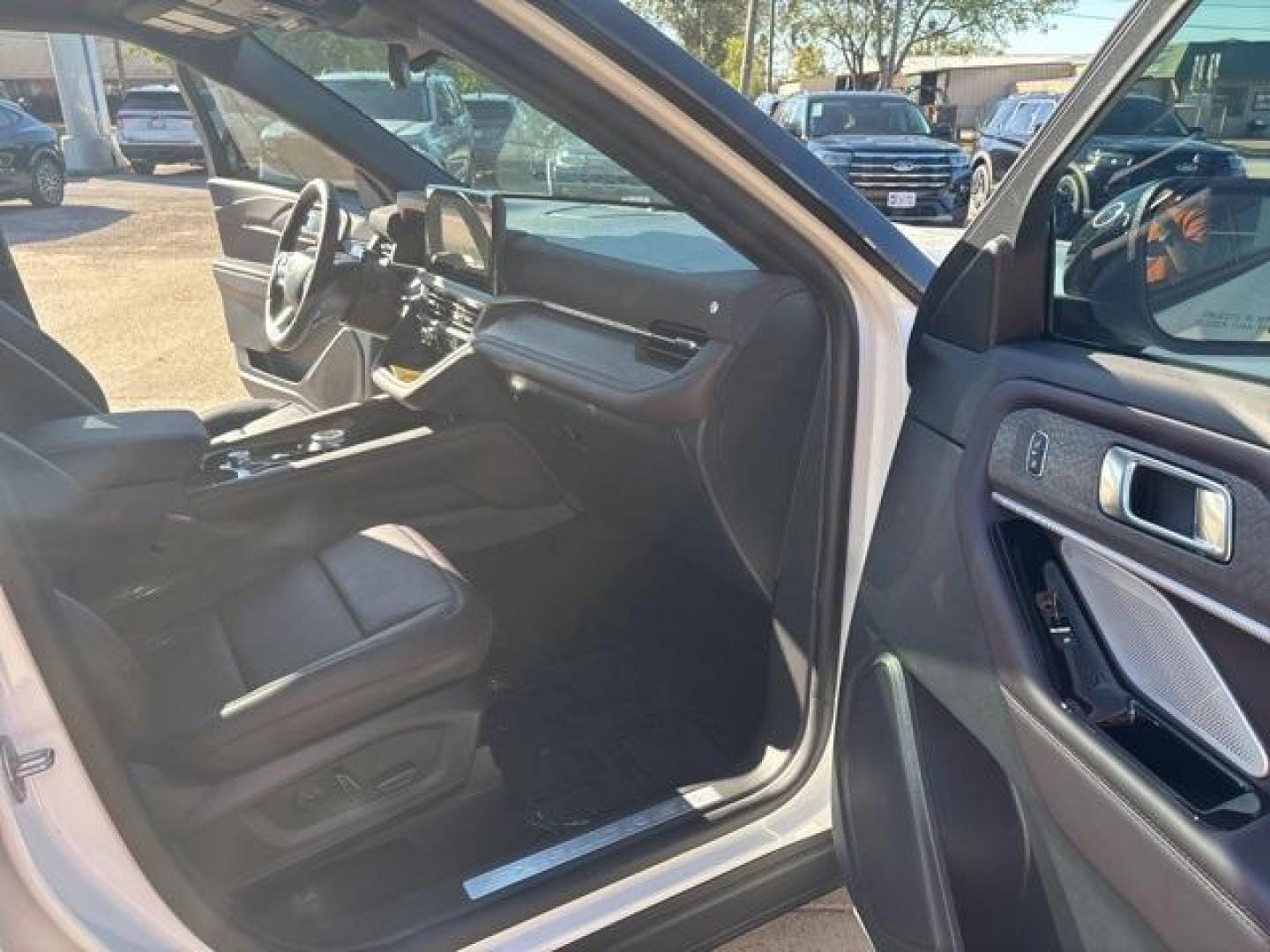 2025 White Metallic /Mojave Dusk/Onyx Ford Explorer Platinum (1FMUK7HH3SG) with an 2.3L EcoBoost I-4 engine, Automatic transmission, located at 1105 E Mulberry, Kaufman, TX, 75142, (972) 962-2151, 32.589550, -96.300926 - $3,600 off MSRP!<br><br><br>Star White Metallic Tri-Coat 2025 Ford Explorer 4D Sport Utility Platinum RWD 10-Speed Automatic 2.3L EcoBoost I-4 20/29 City/Highway MPG<br><br>20/29 City/Highway MPG Price includes: $1500 - Bonus Customer Cash. Exp. 01/05/2026 - Photo#18