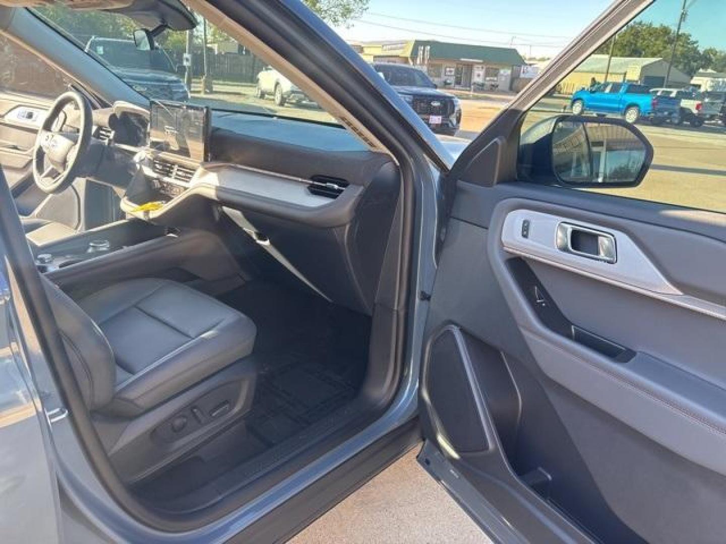 2025 Vapor Blue Metallic /Gray Ford Explorer Active (1FMUK7DH4SG) with an 2.3L EcoBoost I-4 engine, Automatic transmission, located at 1105 E Mulberry, Kaufman, TX, 75142, (972) 962-2151, 32.589550, -96.300926 - $2,296 off MSRP!<br><br><br>Vapor Blue Metallic 2025 Ford Explorer 4D Sport Utility Active RWD 10-Speed Automatic 2.3L EcoBoost I-4 20/29 City/Highway MPG<br><br>20/29 City/Highway MPG Price includes: $1500 - Bonus Customer Cash. Exp. 01/05/2026 - Photo#17