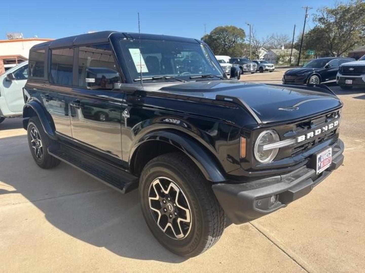 2025 Shadow Black /Black Onyx Interior Ford Bronco Outer Banks (1FMEE8BP0SL) with an 2.7L EcoBoost V6 engine, Automatic transmission, located at 1105 E Mulberry, Kaufman, TX, 75142, (972) 962-2151, 32.589550, -96.300926 - $2,428 off MSRP!<br><br><br>Shadow Black 2025 Ford Bronco 4D Sport Utility Outer Banks 4WD 10-Speed Automatic 2.7L EcoBoost V6 19/21 City/Highway MPG Price includes: $2000 - Retail Bonus Cash. Exp. 01/05/2026 $500 - Retail Bonus Cash. Exp. 12/17/2025 - Photo#6