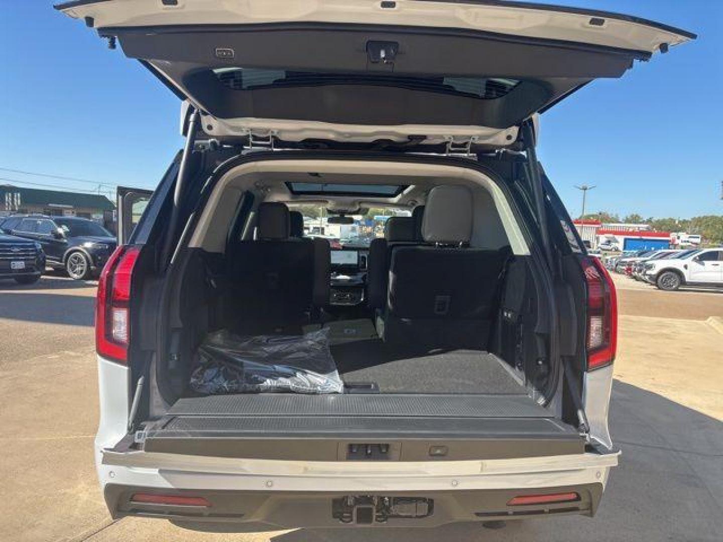 2025 Silver Metallic /Dark Gray Ford Expedition Active (1FMJU1H80SE) with an EcoBoost 3.5L V6 GTDi DOHC 24V Twin Turbocharged engine, Automatic transmission, located at 1105 E Mulberry, Kaufman, TX, 75142, (972) 962-2151, 32.589550, -96.300926 - $2,766 off MSRP!<br><br><br>Space Silver Metallic 2025 Ford Expedition 4D Sport Utility Active RWD 10-Speed Automatic EcoBoost 3.5L V6 GTDi DOHC 24V Twin Turbocharged - Photo#16