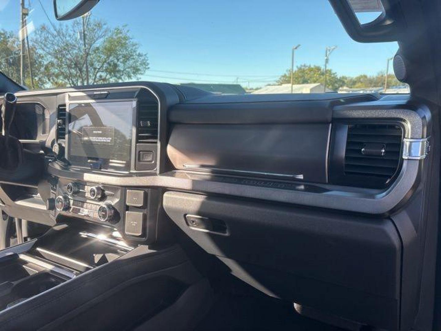 2026 White Metallic /Black Onyx/Platinum Blue Ford F-250SD Platinum (1FT8W2BM5TE) with an 6.7L High Output Power Stroke V8 Diesel engine, Automatic transmission, located at 1105 E Mulberry, Kaufman, TX, 75142, (972) 962-2151, 32.589550, -96.300926 - $5,541 off MSRP!<br><br>4WD, ABS brakes, Alloy wheels, Compass, Electronic Stability Control, Front dual zone A/C, Heated door mirrors, Heated front seats, Heated rear seats, Illuminated entry, Low tire pressure warning, Remote keyless entry, Traction control.<br>Star White Metallic Tri-Coat 2026 Fo - Photo#18