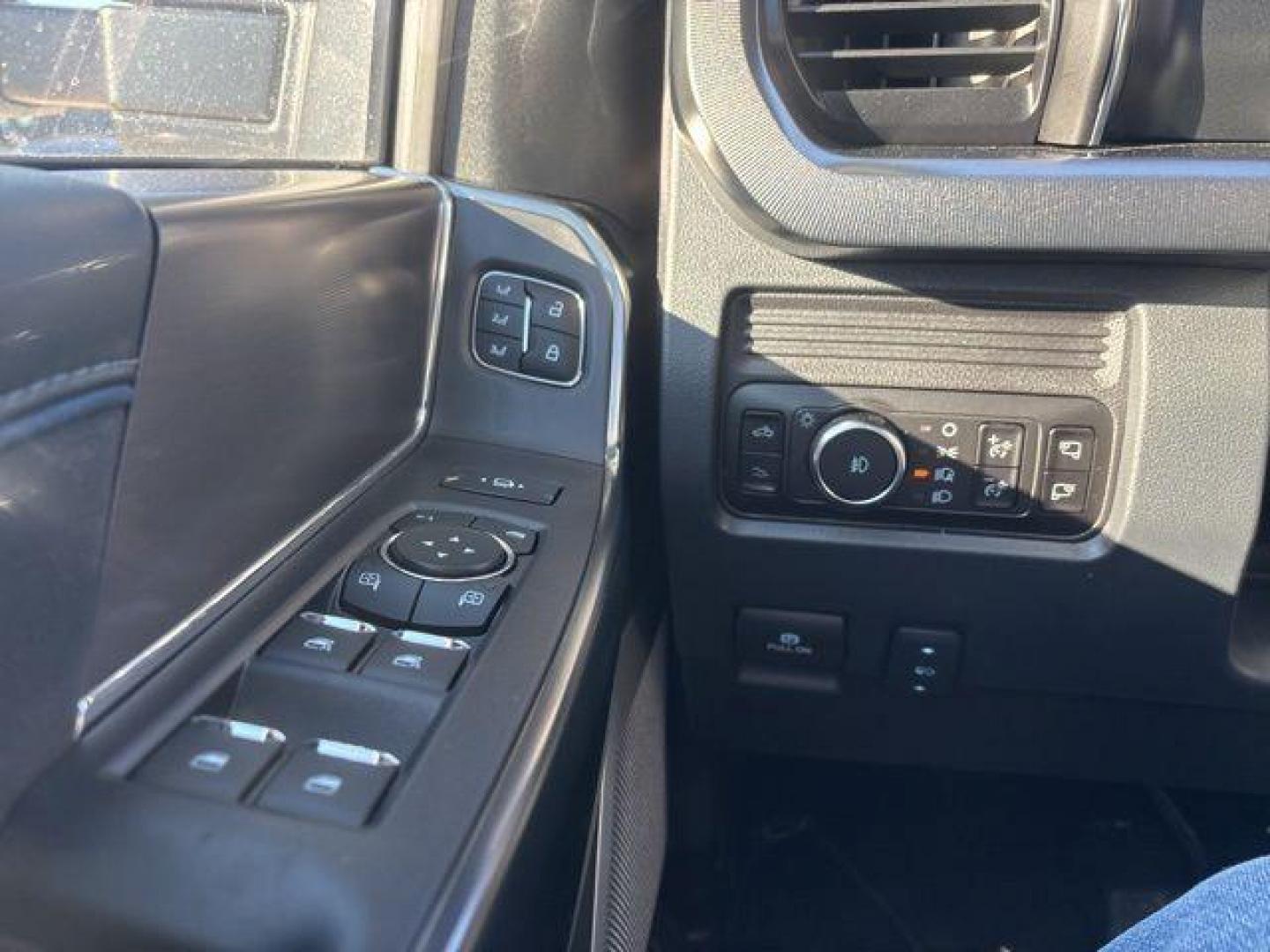 2026 White Metallic /Black Onyx/Platinum Blue Ford F-250SD Platinum (1FT8W2BM5TE) with an 6.7L High Output Power Stroke V8 Diesel engine, Automatic transmission, located at 1105 E Mulberry, Kaufman, TX, 75142, (972) 962-2151, 32.589550, -96.300926 - $5,541 off MSRP!<br><br>4WD, ABS brakes, Alloy wheels, Compass, Electronic Stability Control, Front dual zone A/C, Heated door mirrors, Heated front seats, Heated rear seats, Illuminated entry, Low tire pressure warning, Remote keyless entry, Traction control.<br>Star White Metallic Tri-Coat 2026 Fo - Photo#22