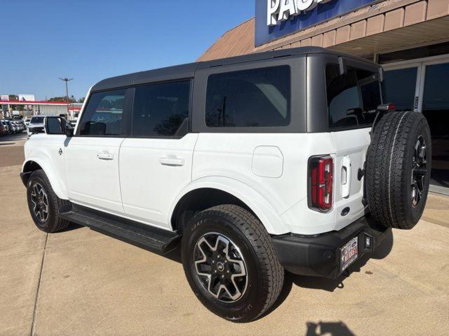 2025 Oxford White /Black Ford Bronco Outer Banks (1FMEE8BP1SL) with an 2.7L EcoBoost V6 engine, Automatic transmission, located at 1105 E Mulberry, Kaufman, TX, 75142, (972) 962-2151, 32.589550, -96.300926 - $5,532 off MSRP!<br><br><br>Oxford White 2025 Ford Bronco 4D Sport Utility Outer Banks 4WD 10-Speed Automatic 2.7L EcoBoost V6 19/21 City/Highway MPG Price includes: $3000 - Retail Customer Cash. Exp. 03/31/2026 - Photo#4