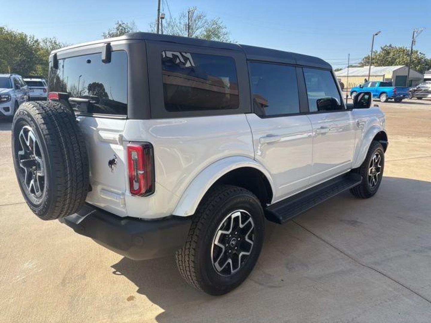 2025 Oxford White /Black Ford Bronco Outer Banks (1FMEE8BP1SL) with an 2.7L EcoBoost V6 engine, Automatic transmission, located at 1105 E Mulberry, Kaufman, TX, 75142, (972) 962-2151, 32.589550, -96.300926 - $5,532 off MSRP!<br><br><br>Oxford White 2025 Ford Bronco 4D Sport Utility Outer Banks 4WD 10-Speed Automatic 2.7L EcoBoost V6 19/21 City/Highway MPG Price includes: $3000 - Retail Customer Cash. Exp. 03/31/2026 - Photo#6