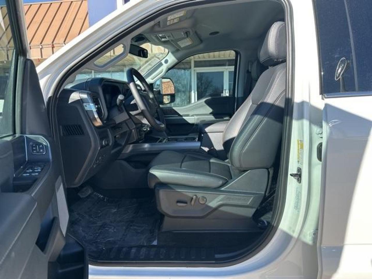 2026 Star White Metallic Tri-Coat /Black Onyx Ford F-350SD Lariat (1FT8W3BTXTE) with an Power Stroke 6.7L V8 DI 32V OHV Turbodiesel engine, Automatic transmission, located at 1105 E Mulberry, Kaufman, TX, 75142, (972) 962-2151, 32.589550, -96.300926 - $4,014 off MSRP!<br><br>4WD.<br>Star White Metallic Tri-Coat 2026 Ford F-350SD 4D Crew Cab Lariat 4WD 10-Speed Automatic Power Stroke 6.7L V8 DI 32V OHV Turbodiesel - Photo#7