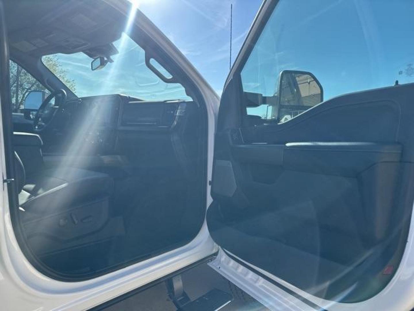 2026 Star White Metallic Tri-Coat /Black Onyx Ford F-350SD Lariat (1FT8W3BTXTE) with an Power Stroke 6.7L V8 DI 32V OHV Turbodiesel engine, Automatic transmission, located at 1105 E Mulberry, Kaufman, TX, 75142, (972) 962-2151, 32.589550, -96.300926 - $4,014 off MSRP!<br><br>4WD.<br>Star White Metallic Tri-Coat 2026 Ford F-350SD 4D Crew Cab Lariat 4WD 10-Speed Automatic Power Stroke 6.7L V8 DI 32V OHV Turbodiesel - Photo#18