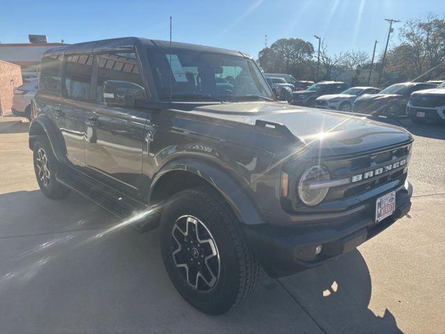 2025 Gray /Black Onyx Ford Bronco Outer Banks (1FMEE8BPXSL) with an 2.7L EcoBoost V6 engine, Automatic transmission, located at 1105 E Mulberry, Kaufman, TX, 75142, (972) 962-2151, 32.589550, -96.300926 - $5,080 off MSRP!<br><br><br>Marsh Gray 2025 Ford Bronco 4D Sport Utility Outer Banks 4WD 10-Speed Automatic 2.7L EcoBoost V6 19/21 City/Highway MPG Price includes: $2500 - Retail Customer Cash. Exp. 03/31/2026 - Photo#6