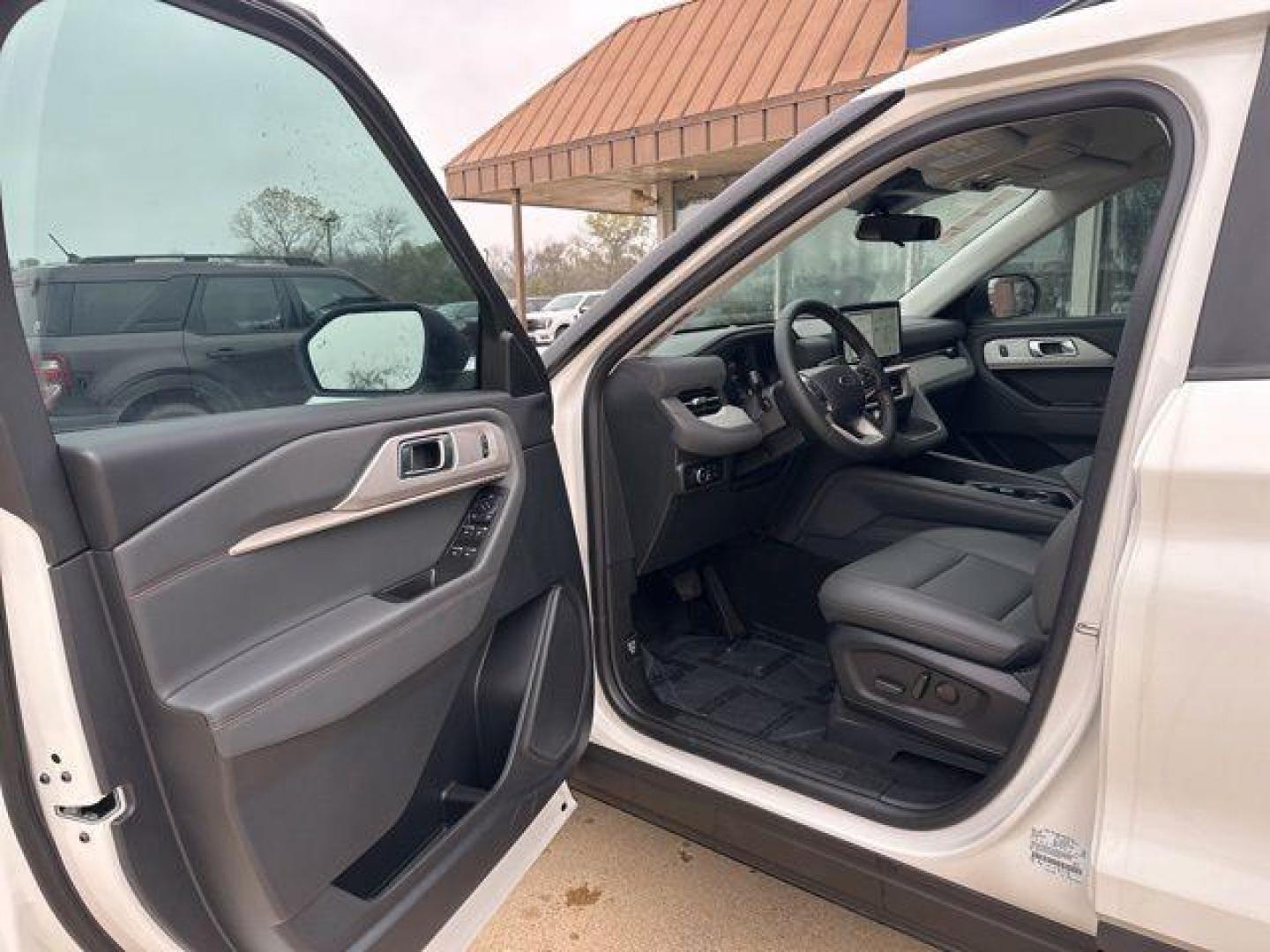 2026 White Metallic /Ultra Dark Space Gray Ford Explorer Active (1FMUK7DH6TG) with an 2.3L EcoBoost I-4 engine, Automatic transmission, located at 1105 E Mulberry, Kaufman, TX, 75142, (972) 962-2151, 32.589550, -96.300926 - $3,500 off MSRP!<br><br><br>Star White Metallic Tri-Coat 2026 Ford Explorer 4D Sport Utility Active RWD 10-Speed Automatic 2.3L EcoBoost I-4 20/29 City/Highway MPG<br><br>20/29 City/Highway MPG Price includes: $3500 - Retail Customer Cash. Exp. 03/31/2026 - Photo#5