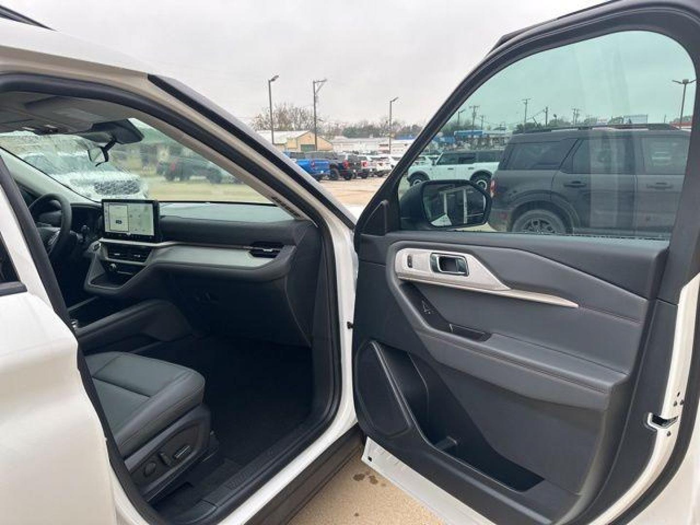 2026 White Metallic /Ultra Dark Space Gray Ford Explorer Active (1FMUK7DH6TG) with an 2.3L EcoBoost I-4 engine, Automatic transmission, located at 1105 E Mulberry, Kaufman, TX, 75142, (972) 962-2151, 32.589550, -96.300926 - $3,500 off MSRP!<br><br><br>Star White Metallic Tri-Coat 2026 Ford Explorer 4D Sport Utility Active RWD 10-Speed Automatic 2.3L EcoBoost I-4 20/29 City/Highway MPG<br><br>20/29 City/Highway MPG Price includes: $3500 - Retail Customer Cash. Exp. 03/31/2026 - Photo#17