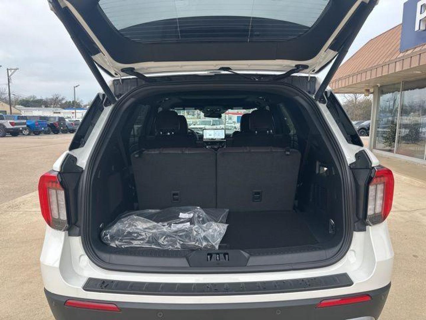 2026 White Metallic /Mojave Dusk/Onyx Ford Explorer Platinum (1FMUK7HHXTG) with an 2.3L EcoBoost I-4 engine, Automatic transmission, located at 1105 E Mulberry, Kaufman, TX, 75142, (972) 962-2151, 32.589550, -96.300926 - $1,000 off MSRP!<br><br><br>Star White Metallic Tri-Coat 2026 Ford Explorer 4D Sport Utility Platinum RWD 10-Speed Automatic 2.3L EcoBoost I-4 20/29 City/Highway MPG<br><br>20/29 City/Highway MPG Price includes: $1000 - Employee Pricing Retail Customer Cash. Exp. 07/06/2026 - Photo#13