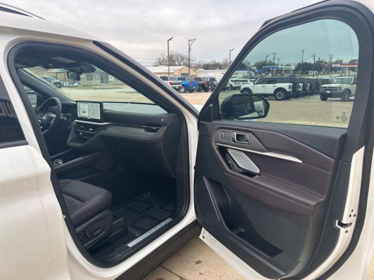 2026 White Metallic /Mojave Dusk/Onyx Ford Explorer Platinum (1FMUK7HHXTG) with an 2.3L EcoBoost I-4 engine, Automatic transmission, located at 1105 E Mulberry, Kaufman, TX, 75142, (972) 962-2151, 32.589550, -96.300926 - $1,000 off MSRP!<br><br><br>Star White Metallic Tri-Coat 2026 Ford Explorer 4D Sport Utility Platinum RWD 10-Speed Automatic 2.3L EcoBoost I-4 20/29 City/Highway MPG<br><br>20/29 City/Highway MPG Price includes: $1000 - Employee Pricing Retail Customer Cash. Exp. 07/06/2026 - Photo#16
