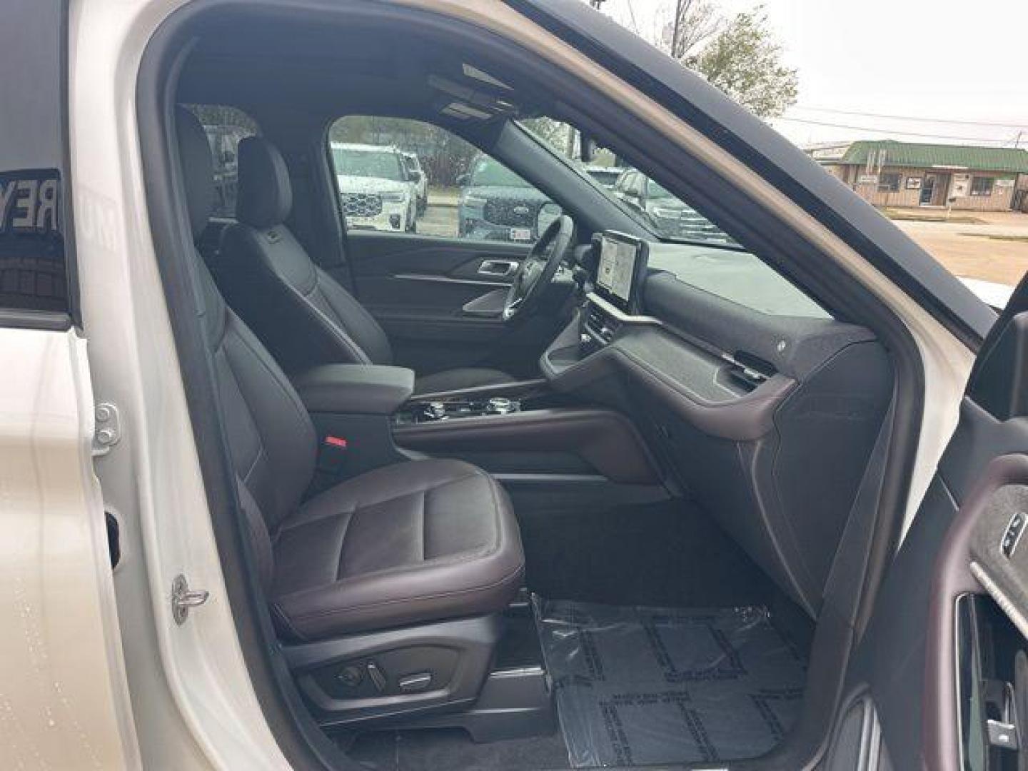 2026 White Metallic /Mojave Dusk/Onyx Ford Explorer Platinum (1FMUK7HHXTG) with an 2.3L EcoBoost I-4 engine, Automatic transmission, located at 1105 E Mulberry, Kaufman, TX, 75142, (972) 962-2151, 32.589550, -96.300926 - $1,000 off MSRP!<br><br><br>Star White Metallic Tri-Coat 2026 Ford Explorer 4D Sport Utility Platinum RWD 10-Speed Automatic 2.3L EcoBoost I-4 20/29 City/Highway MPG<br><br>20/29 City/Highway MPG Price includes: $1000 - Employee Pricing Retail Customer Cash. Exp. 07/06/2026 - Photo#17