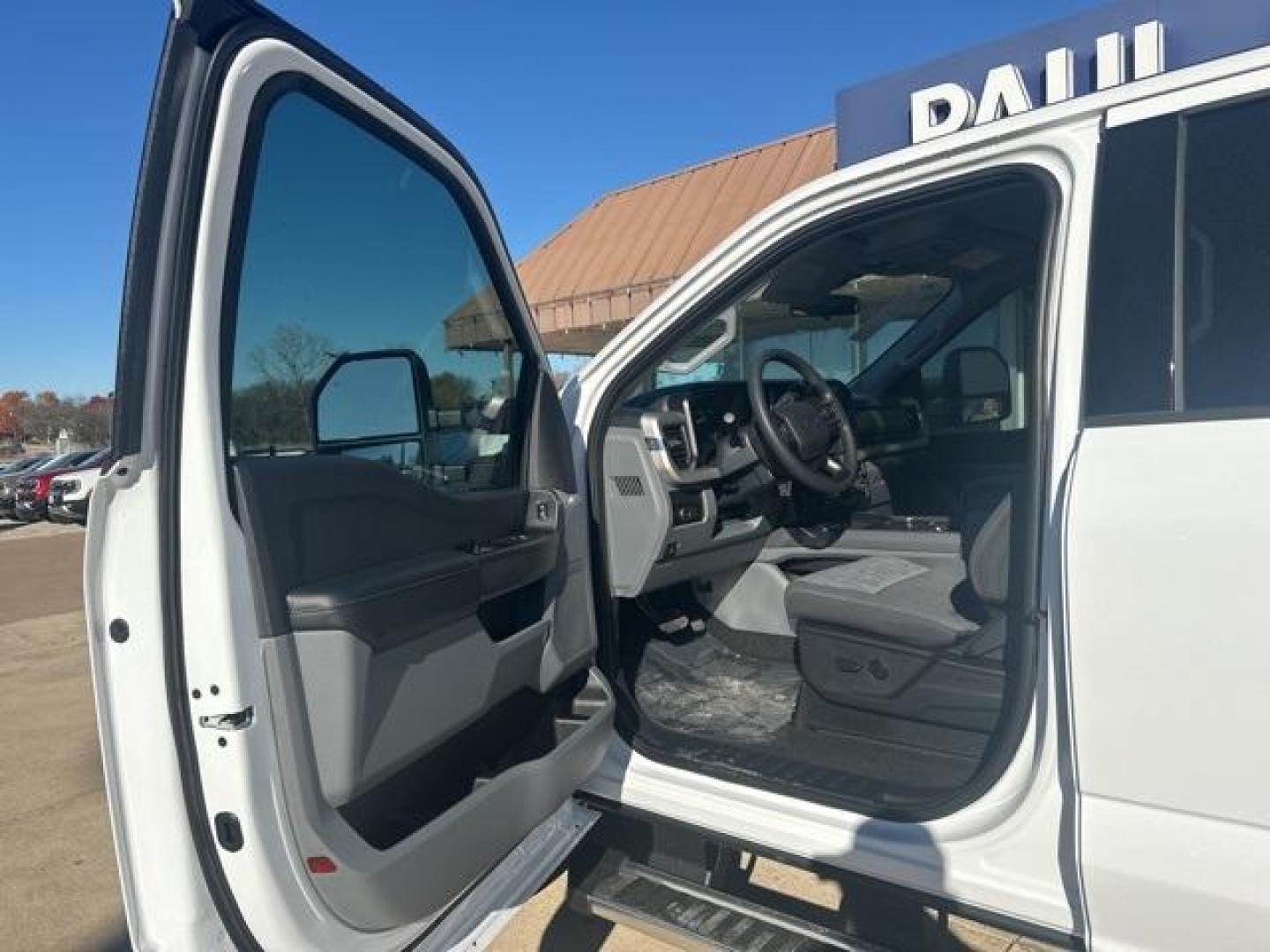 2026 Oxford White /Medium Dark Slate Ford F-250SD XLT (1FT7W2BT6TE) with an Power Stroke 6.7L V8 DI 32V OHV Turbodiesel engine, Automatic transmission, located at 1105 E Mulberry, Kaufman, TX, 75142, (972) 962-2151, 32.589550, -96.300926 - $2,983 off MSRP!<br><br>4WD.<br>Oxford White 2026 Ford F-250SD 4D Crew Cab XLT 4WD 10-Speed Automatic Power Stroke 6.7L V8 DI 32V OHV Turbodiesel - Photo#6