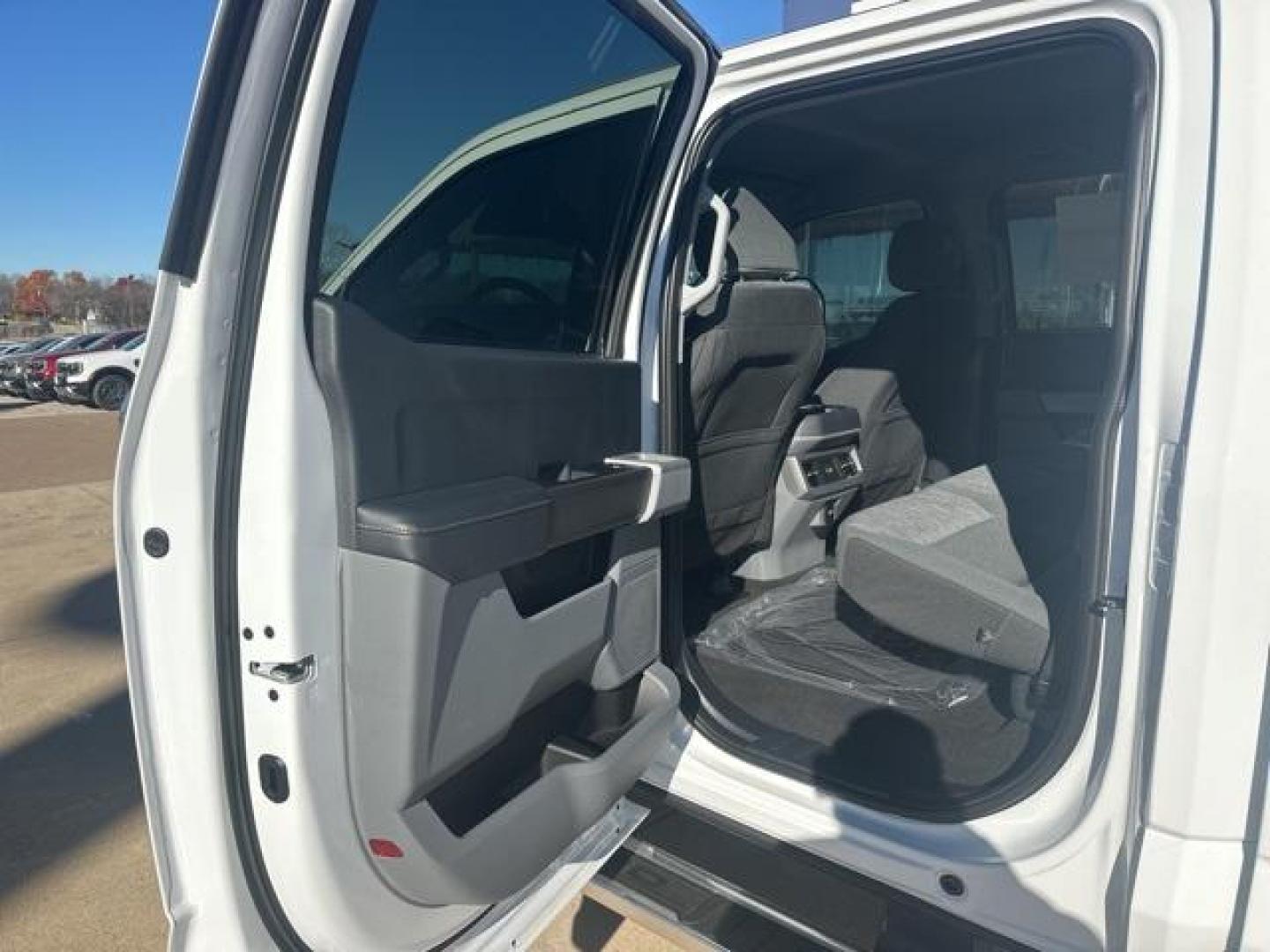 2026 Oxford White /Medium Dark Slate Ford F-250SD XLT (1FT7W2BT6TE) with an Power Stroke 6.7L V8 DI 32V OHV Turbodiesel engine, Automatic transmission, located at 1105 E Mulberry, Kaufman, TX, 75142, (972) 962-2151, 32.589550, -96.300926 - $2,983 off MSRP!<br><br>4WD.<br>Oxford White 2026 Ford F-250SD 4D Crew Cab XLT 4WD 10-Speed Automatic Power Stroke 6.7L V8 DI 32V OHV Turbodiesel - Photo#12