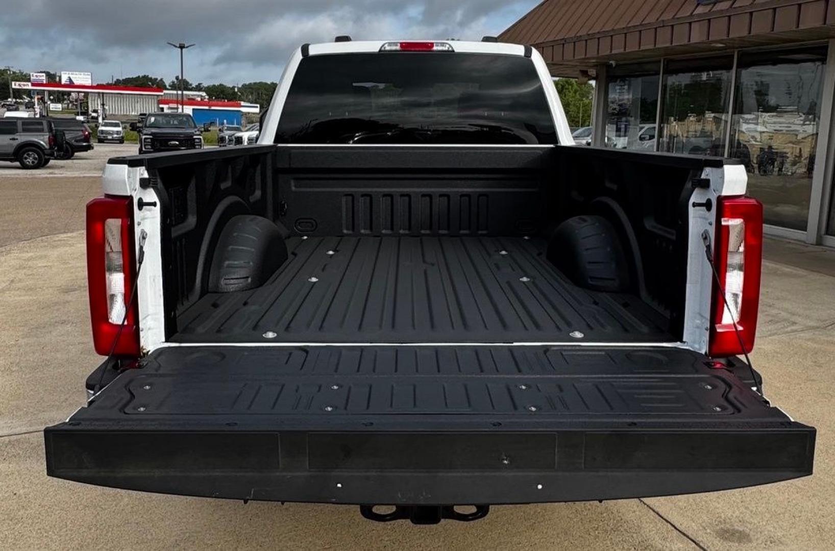 2026 Oxford White /Medium Dark Slate Ford F-250SD XLT (1FT7W2BT6TE) with an Power Stroke 6.7L V8 DI 32V OHV Turbodiesel engine, Automatic transmission, located at 1105 E Mulberry, Kaufman, TX, 75142, (972) 962-2151, 32.589550, -96.300926 - $4,783 off MSRP!<br><br>4WD.<br>Oxford White 2026 Ford F-250SD 4D Crew Cab XLT 4WD 10-Speed Automatic Power Stroke 6.7L V8 DI 32V OHV Turbodiesel Price includes: $1000 - Retail Customer Cash. Exp. 09/30/2026- Photo#20