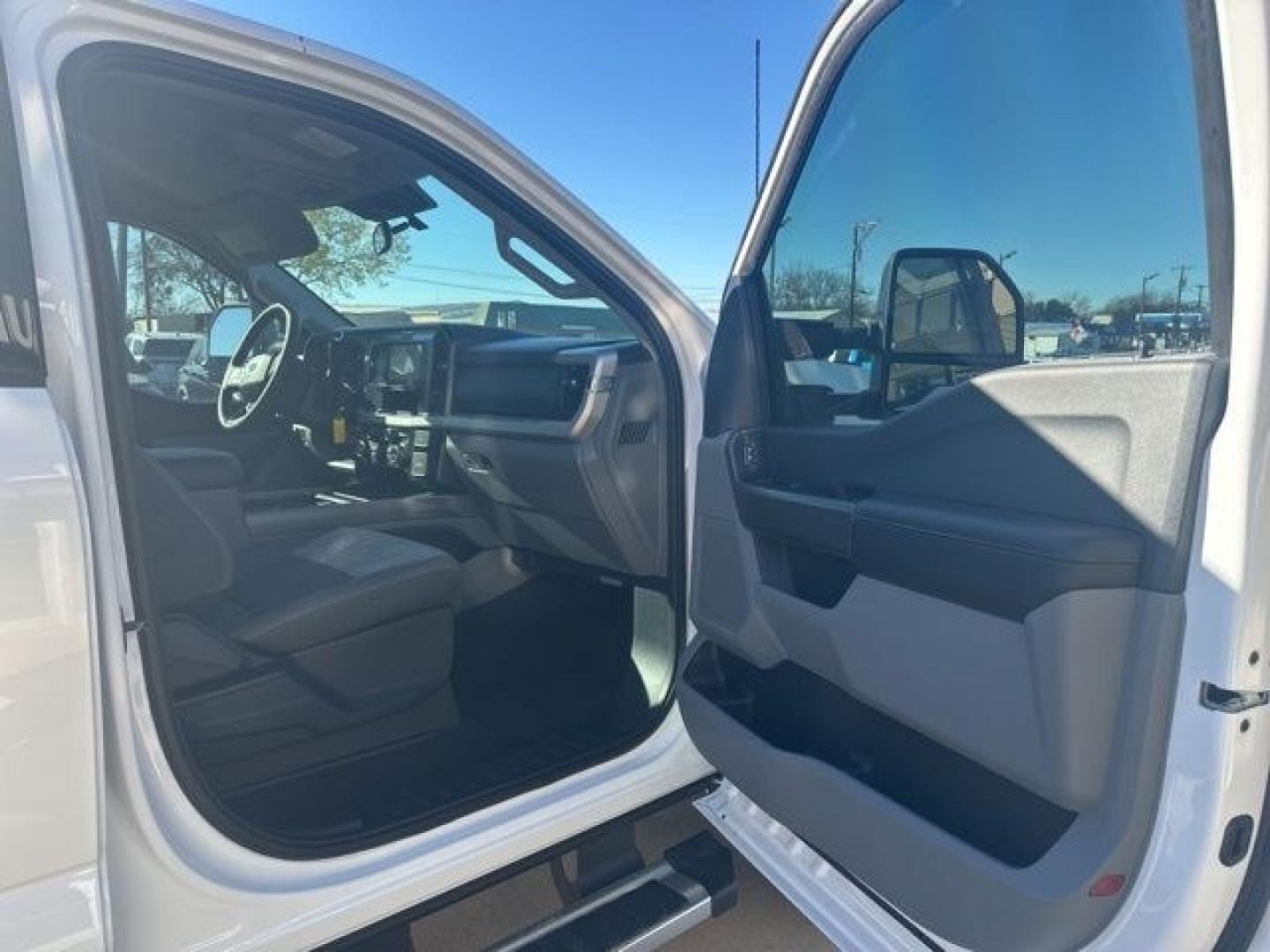 2026 Oxford White /Medium Dark Slate Ford F-250SD XLT (1FT7W2BT6TE) with an Power Stroke 6.7L V8 DI 32V OHV Turbodiesel engine, Automatic transmission, located at 1105 E Mulberry, Kaufman, TX, 75142, (972) 962-2151, 32.589550, -96.300926 - $3,783 off MSRP!<br><br>4WD.<br>Oxford White 2026 Ford F-250SD 4D Crew Cab XLT 4WD 10-Speed Automatic Power Stroke 6.7L V8 DI 32V OHV Turbodiesel- Photo#17
