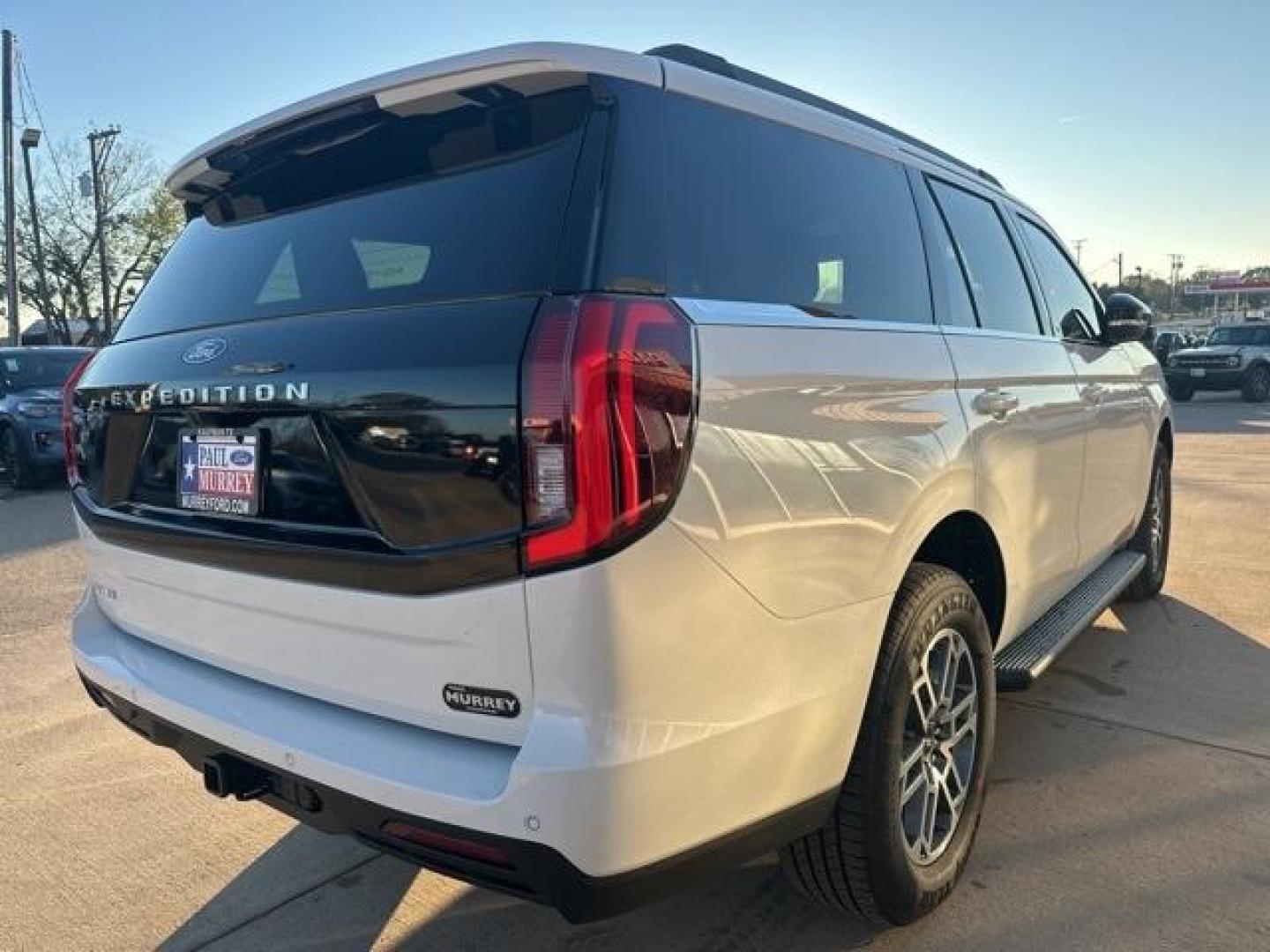 2025 Star White Metallic Tri-Coat /Gray Ford Expedition Active (1FMJU1H89SE) with an EcoBoost 3.5L V6 GTDi DOHC 24V Twin Turbocharged engine, Automatic transmission, located at 1105 E Mulberry, Kaufman, TX, 75142, (972) 962-2151, 32.589550, -96.300926 - Recent Arrival!<br><br><br>Star White Metallic Tri-Coat 2025 Ford Expedition 4D Sport Utility Active RWD 10-Speed Automatic EcoBoost 3.5L V6 GTDi DOHC 24V Twin Turbocharged - Photo#4