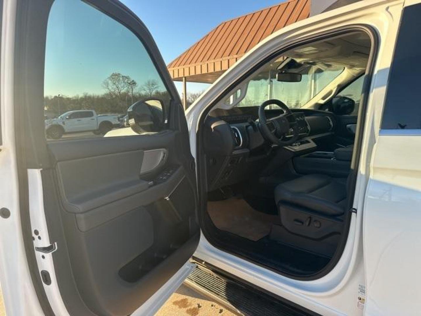 2025 Star White Metallic Tri-Coat /Gray Ford Expedition Active (1FMJU1H89SE) with an EcoBoost 3.5L V6 GTDi DOHC 24V Twin Turbocharged engine, Automatic transmission, located at 1105 E Mulberry, Kaufman, TX, 75142, (972) 962-2151, 32.589550, -96.300926 - Recent Arrival!<br><br><br>Star White Metallic Tri-Coat 2025 Ford Expedition 4D Sport Utility Active RWD 10-Speed Automatic EcoBoost 3.5L V6 GTDi DOHC 24V Twin Turbocharged - Photo#6