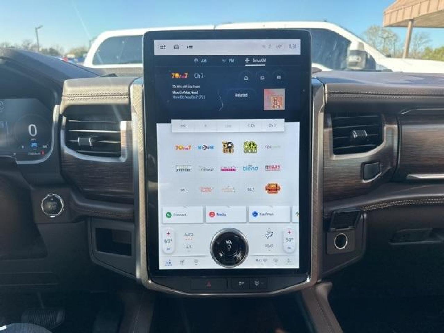 2022 White Metallic /Java Ford Expedition King Ranch (1FMJU1NT0NE) with an EcoBoost 3.5L V6 GTDi DOHC 24V Twin Turbocharged engine, Automatic transmission, located at 1105 E Mulberry, Kaufman, TX, 75142, (972) 962-2151, 32.589550, -96.300926 - White Metallic 2022 Ford Expedition 4D Sport Utility King Ranch RWD 10-Speed Automatic EcoBoost 3.5L V6 GTDi DOHC 24V Twin Turbocharged Priced below KBB Fair Purchase Price!<br><br><br>Recent Arrival!<br><br><br>Please call Paul Murrey Ford Inc. In Kaufman Texas A Family Dealership Since 1952 Servin - Photo#6