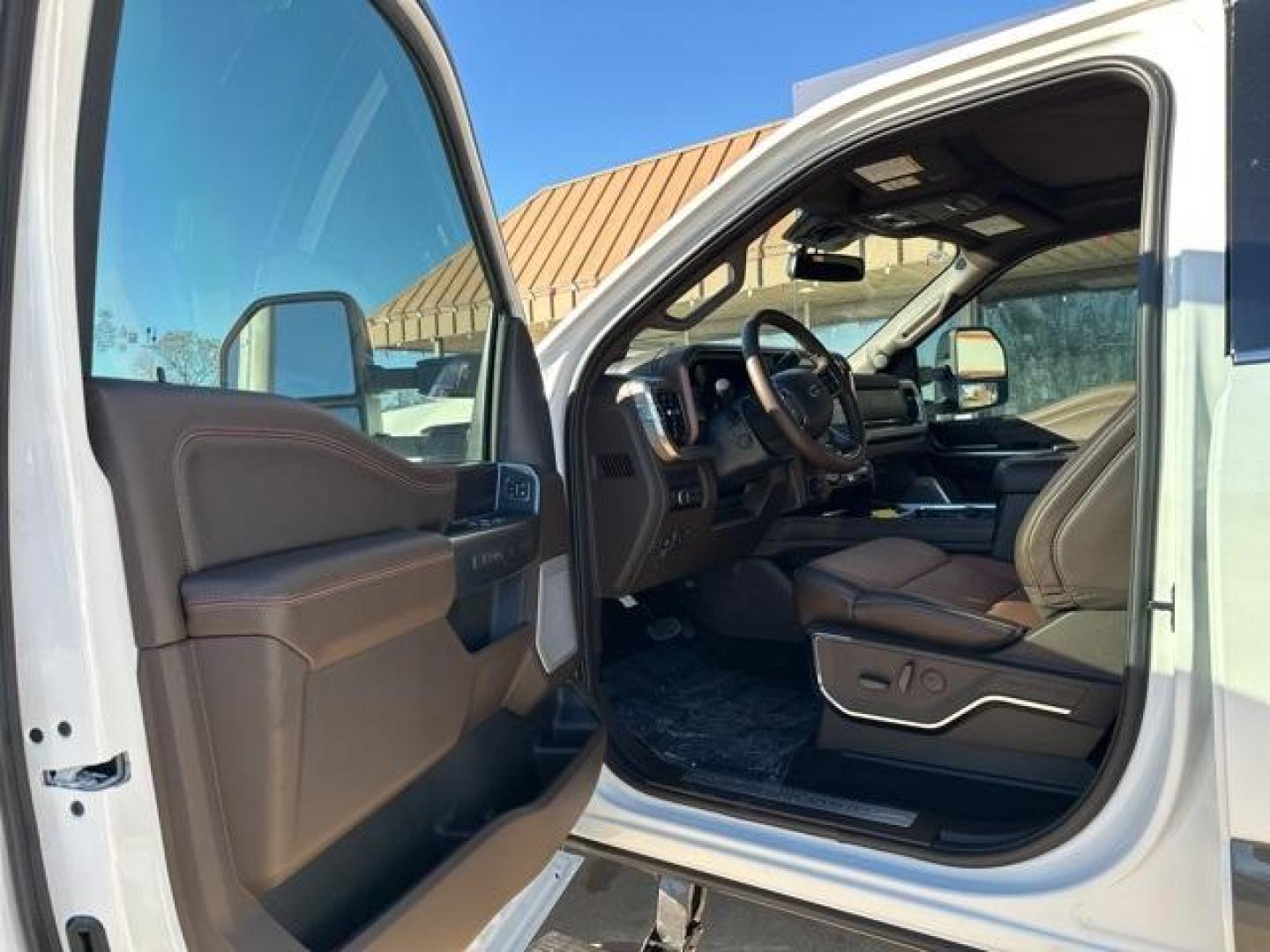 2026 Star White Metallic Tri-Coat /40 Console 40 Seat Ford F-350SD King Ranch (1FT8W3BM8TE) with an 6.7L High Output Power Stroke V8 Diesel engine, Automatic transmission, located at 1105 E Mulberry, Kaufman, TX, 75142, (972) 962-2151, 32.589550, -96.300926 - $4,548 off MSRP!<br><br>4WD.<br>Star White Metallic Tri-Coat 2026 Ford F-350SD 4D Crew Cab King Ranch 4WD 10-Speed Automatic 6.7L High Output Power Stroke V8 Diesel - Photo#5