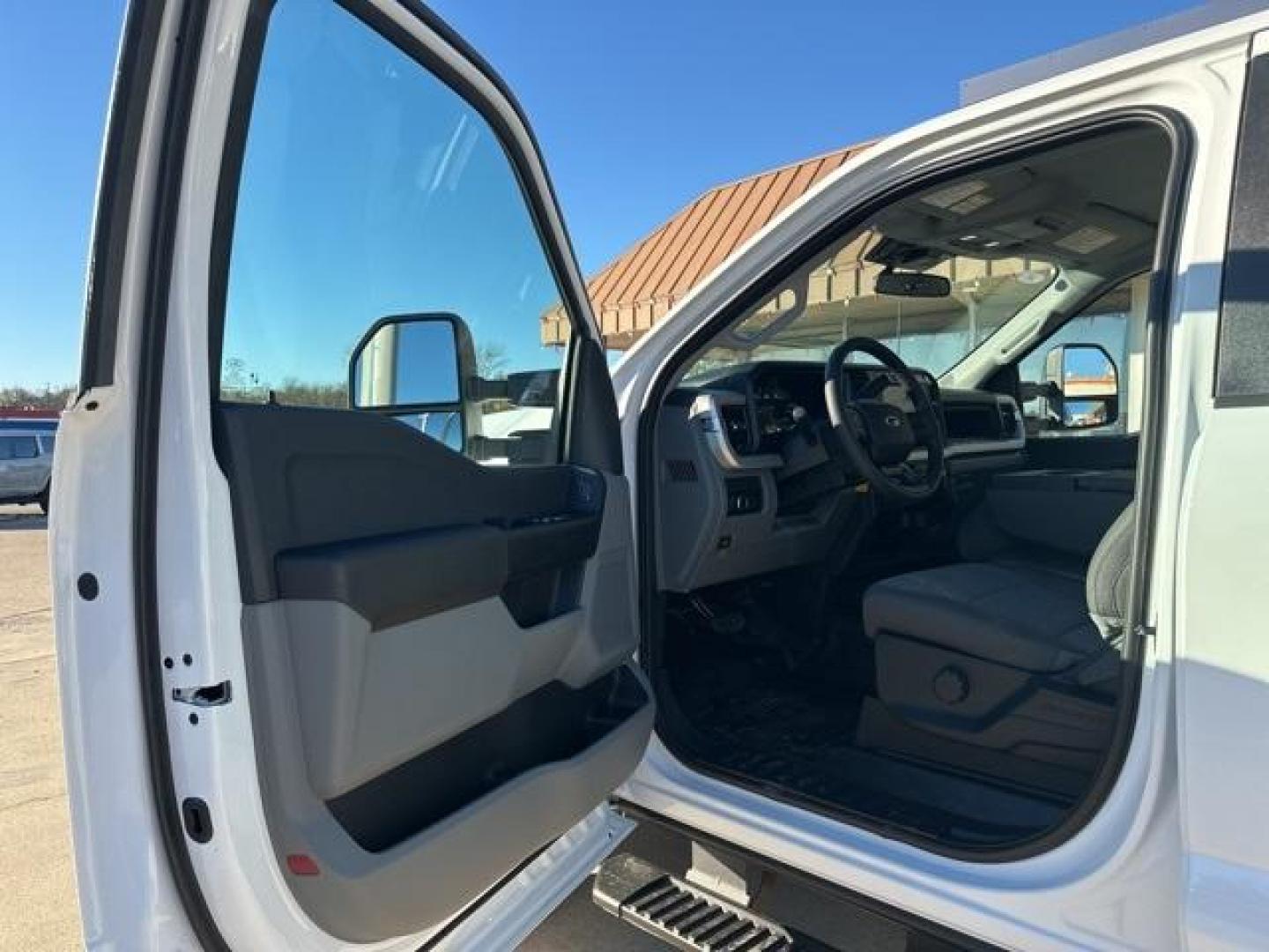 2026 Oxford White /Medium Dark Slate Ford F-350SD XL (1FT8W3DT9TE) with an Power Stroke 6.7L V8 DI 32V OHV Turbodiesel engine, Automatic transmission, located at 1105 E Mulberry, Kaufman, TX, 75142, (972) 962-2151, 32.589550, -96.300926 - Recent Arrival!<br><br>4WD.<br>Oxford White 2026 Ford F-350SD 4D Crew Cab XL DRW 4WD 10-Speed Automatic Power Stroke 6.7L V8 DI 32V OHV Turbodiesel - Photo#6
