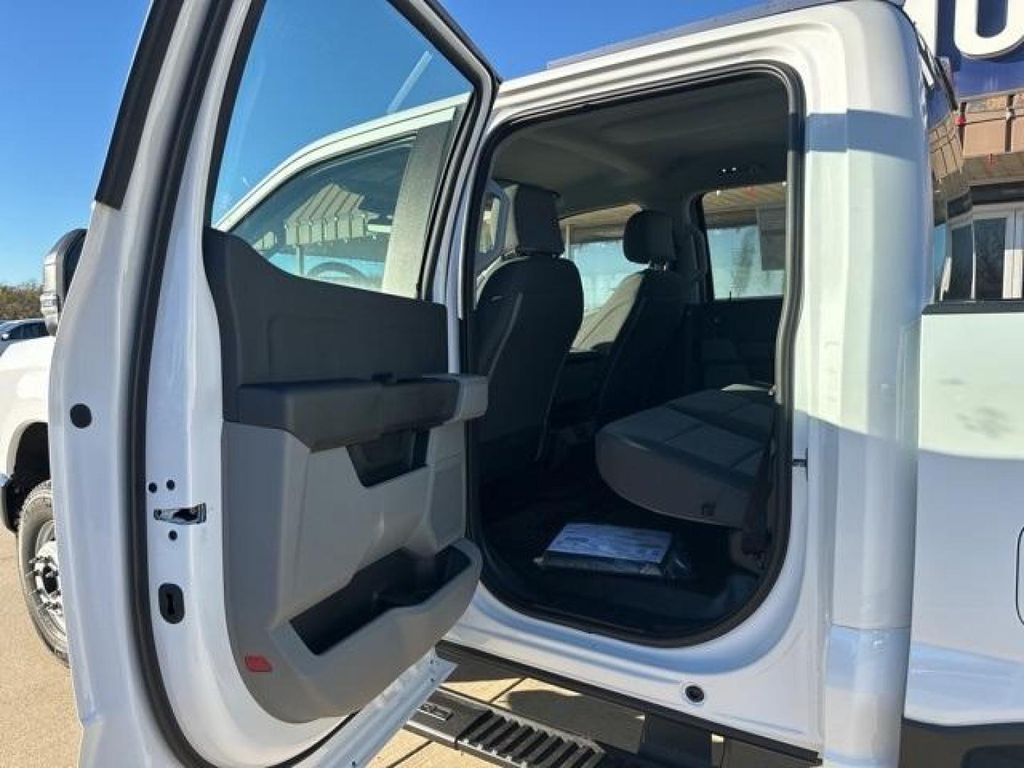 2026 Oxford White /Medium Dark Slate Ford F-350SD XL (1FT8W3DT9TE) with an Power Stroke 6.7L V8 DI 32V OHV Turbodiesel engine, Automatic transmission, located at 1105 E Mulberry, Kaufman, TX, 75142, (972) 962-2151, 32.589550, -96.300926 - Recent Arrival!<br><br>4WD.<br>Oxford White 2026 Ford F-350SD 4D Crew Cab XL DRW 4WD 10-Speed Automatic Power Stroke 6.7L V8 DI 32V OHV Turbodiesel - Photo#12