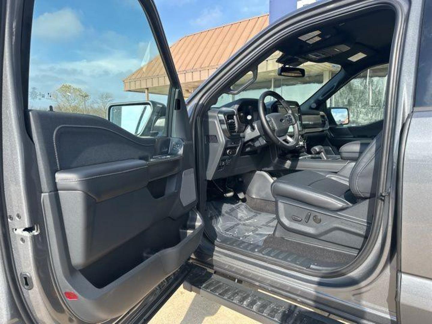 2025 Gray Metallic /Black Ford F-150 Lariat (1FTFW5L55SK) with an 5.0L V8 engine, Automatic transmission, located at 1105 E Mulberry, Kaufman, TX, 75142, (972) 962-2151, 32.589550, -96.300926 - $8,396 off MSRP!<br><br>4WD.<br>Carbonized Gray Metallic 2025 Ford F-150 4D SuperCrew Lariat 4WD 10-Speed Automatic 5.0L V8 17/22 City/Highway MPG Price includes: $1000 - Retail Bonus Cash. Exp. 03/31/2026 $1000 - Truck Month Retail Bonus Cash. Exp. 03/31/2026 $2000 - Retail Customer Cash. Exp. 03/3 - Photo#7
