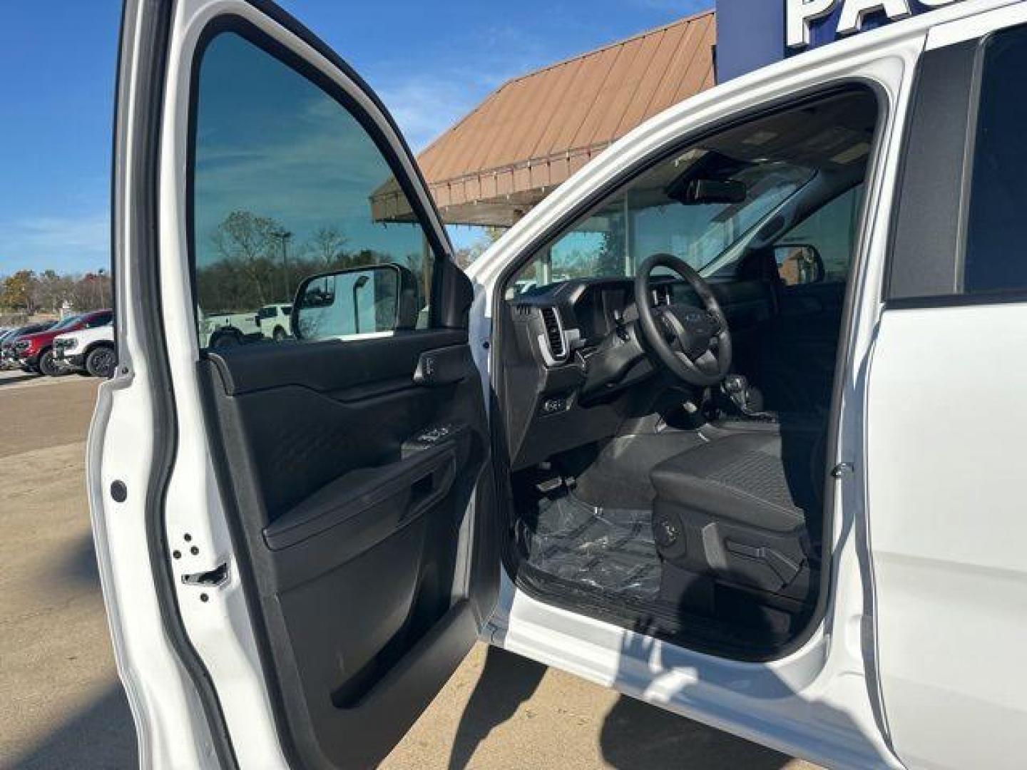 2025 Oxford White /Ebony Ford Ranger XL (1FTER4PH9SL) with an EcoBoost 2.3L I4 GTDi DOHC Turbocharged VCT engine, Automatic transmission, located at 1105 E Mulberry, Kaufman, TX, 75142, (972) 962-2151, 32.589550, -96.300926 - $3,985 off MSRP! Priced below KBB Fair Purchase Price!<br><br>4WD.<br>White / Oxford White 2025 Ford Ranger 4D Crew Cab XL 4WD 10-Speed Automatic EcoBoost 2.3L I4 GTDi DOHC Turbocharged VCT 20/24 City/Highway MPG Price includes: $1000 - Truck Month Bonus Customer Cash. Exp. 03/31/2026 $2000 - Bonus - Photo#5