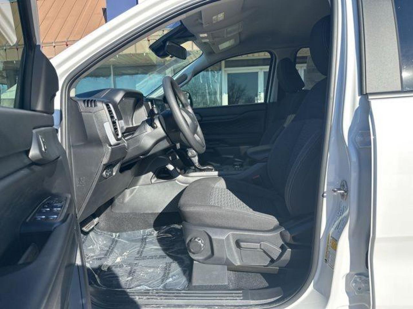 2025 Oxford White /Ebony Ford Ranger XL (1FTER4PH9SL) with an EcoBoost 2.3L I4 GTDi DOHC Turbocharged VCT engine, Automatic transmission, located at 1105 E Mulberry, Kaufman, TX, 75142, (972) 962-2151, 32.589550, -96.300926 - $3,985 off MSRP! Priced below KBB Fair Purchase Price!<br><br>4WD.<br>White / Oxford White 2025 Ford Ranger 4D Crew Cab XL 4WD 10-Speed Automatic EcoBoost 2.3L I4 GTDi DOHC Turbocharged VCT 20/24 City/Highway MPG Price includes: $1000 - Truck Month Bonus Customer Cash. Exp. 03/31/2026 $2000 - Bonus - Photo#6