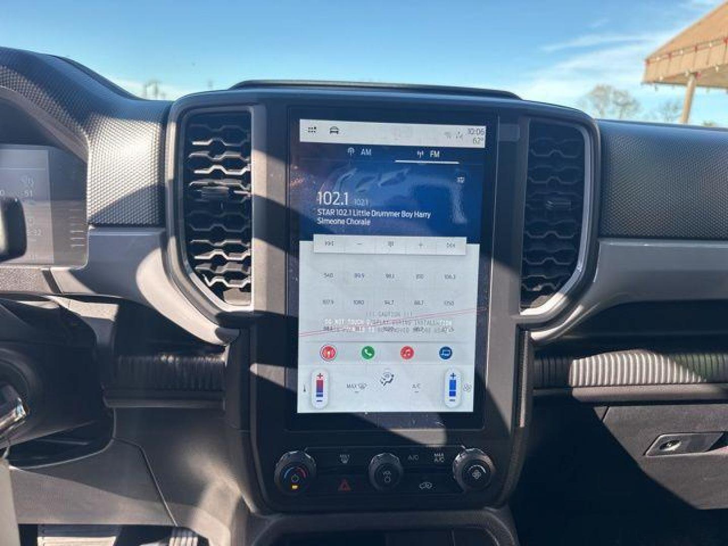 2025 Oxford White /Ebony Ford Ranger XL (1FTER4PH9SL) with an EcoBoost 2.3L I4 GTDi DOHC Turbocharged VCT engine, Automatic transmission, located at 1105 E Mulberry, Kaufman, TX, 75142, (972) 962-2151, 32.589550, -96.300926 - $3,985 off MSRP! Priced below KBB Fair Purchase Price!<br><br>4WD.<br>White / Oxford White 2025 Ford Ranger 4D Crew Cab XL 4WD 10-Speed Automatic EcoBoost 2.3L I4 GTDi DOHC Turbocharged VCT 20/24 City/Highway MPG Price includes: $1000 - Truck Month Bonus Customer Cash. Exp. 03/31/2026 $2000 - Bonus - Photo#8