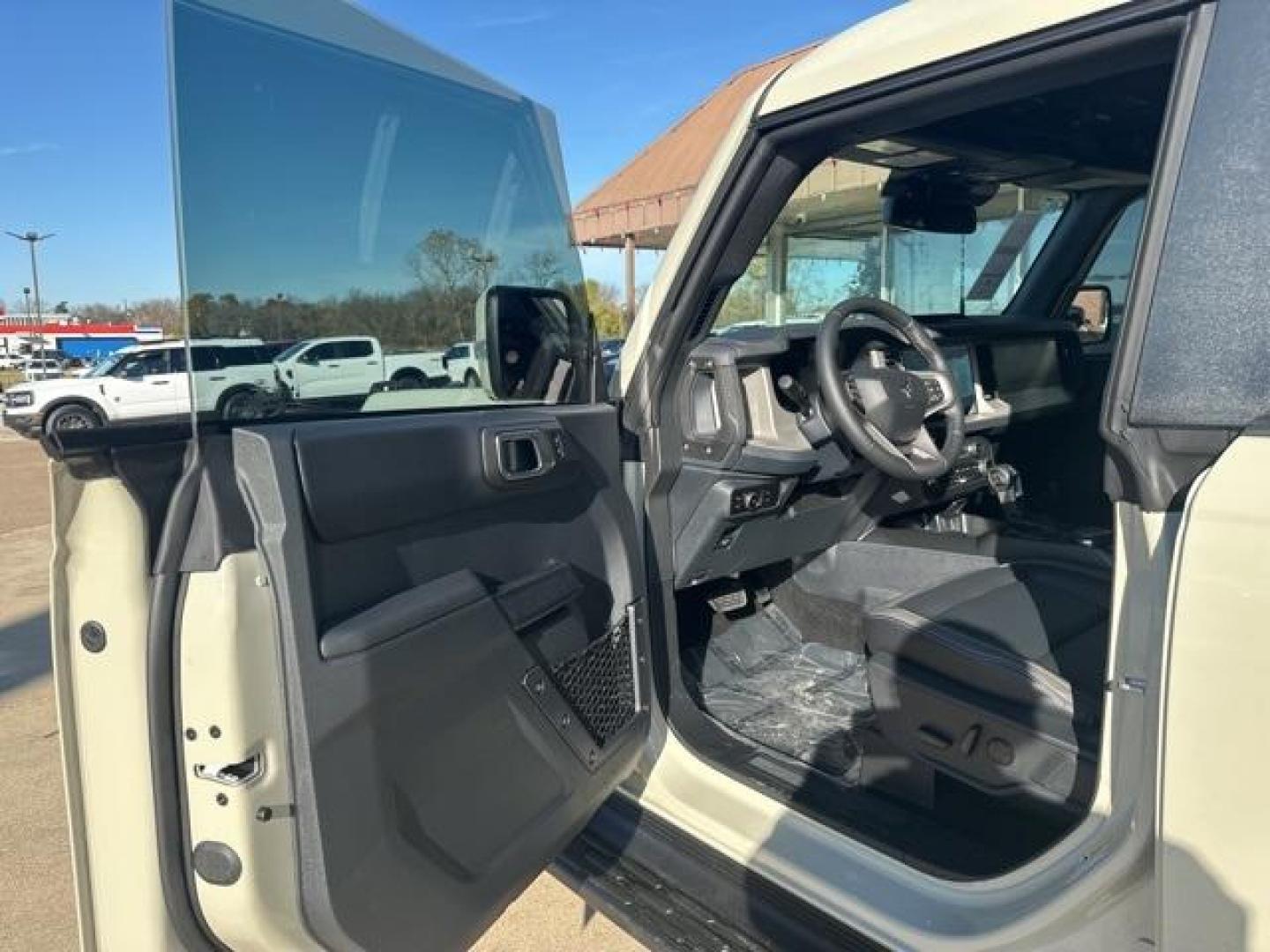 2025 Desert Sand /Black Onyx Interior Ford Bronco Outer Banks (1FMEE8BP4SL) with an 2.7L EcoBoost V6 engine, Automatic transmission, located at 1105 E Mulberry, Kaufman, TX, 75142, (972) 962-2151, 32.589550, -96.300926 - $3,000 off MSRP!<br><br><br>Desert Sand 2025 Ford Bronco 4D Sport Utility Outer Banks 4WD 10-Speed Automatic 2.7L EcoBoost V6 19/21 City/Highway MPG Price includes: $1000 - Final Days Mega Bonus Cash. Exp. 01/02/2026 $2000 - Retail Bonus Cash. Exp. 01/05/2026 - Photo#8