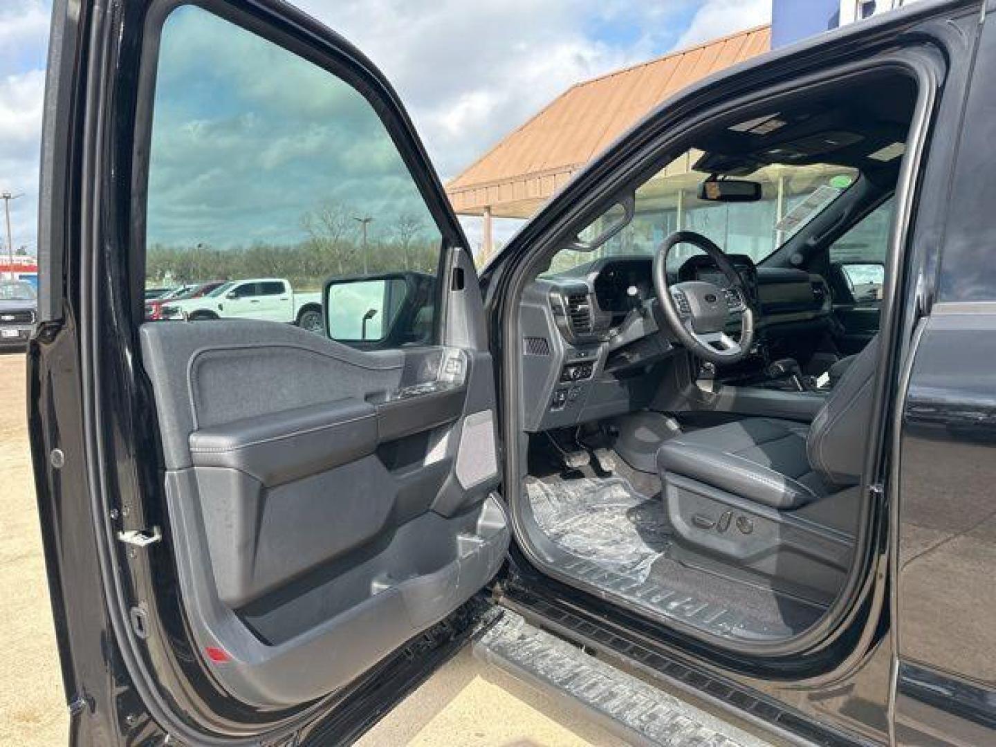 2025 Black Metallic /Black Ford F-150 Lariat (1FTFW5L8XSF) with an 3.5L V6 EcoBoost engine, Automatic transmission, located at 1105 E Mulberry, Kaufman, TX, 75142, (972) 962-2151, 32.589550, -96.300926 - $8,587 off MSRP!<br><br>4WD.<br>Agate Black Metallic 2025 Ford F-150 4D SuperCrew Lariat 4WD 10-Speed Automatic 3.5L V6 EcoBoost 18/23 City/Highway MPG Price includes: $1500 - Retail Bonus Cash. Exp. 04/30/2026 $2000 - Retail Customer Cash. Exp. 04/30/2026 - Photo#6