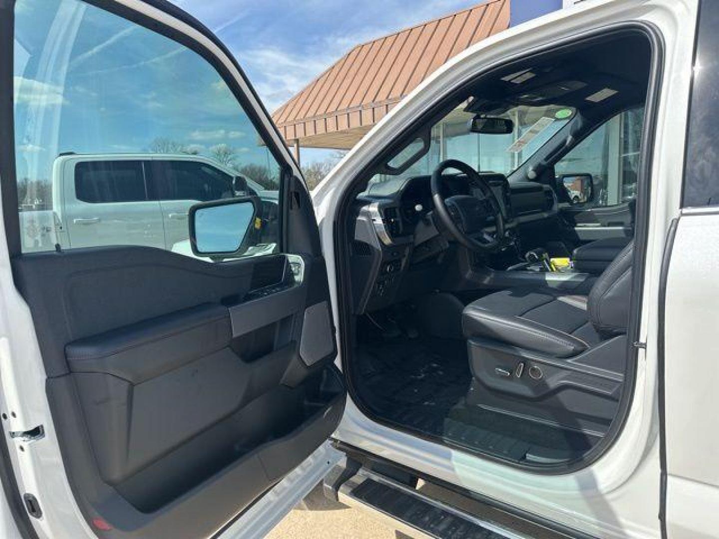 2025 White Metallic /Black Ford F-150 Lariat (1FTFW5L84SF) with an 3.5L V6 EcoBoost engine, Automatic transmission, located at 1105 E Mulberry, Kaufman, TX, 75142, (972) 962-2151, 32.589550, -96.300926 - $4,904 off MSRP!<br><br>4WD.<br>Star White Metallic Tri-Coat 2025 Ford F-150 4D SuperCrew Lariat 4WD 10-Speed Automatic 3.5L V6 EcoBoost 18/23 City/Highway MPG - Photo#6