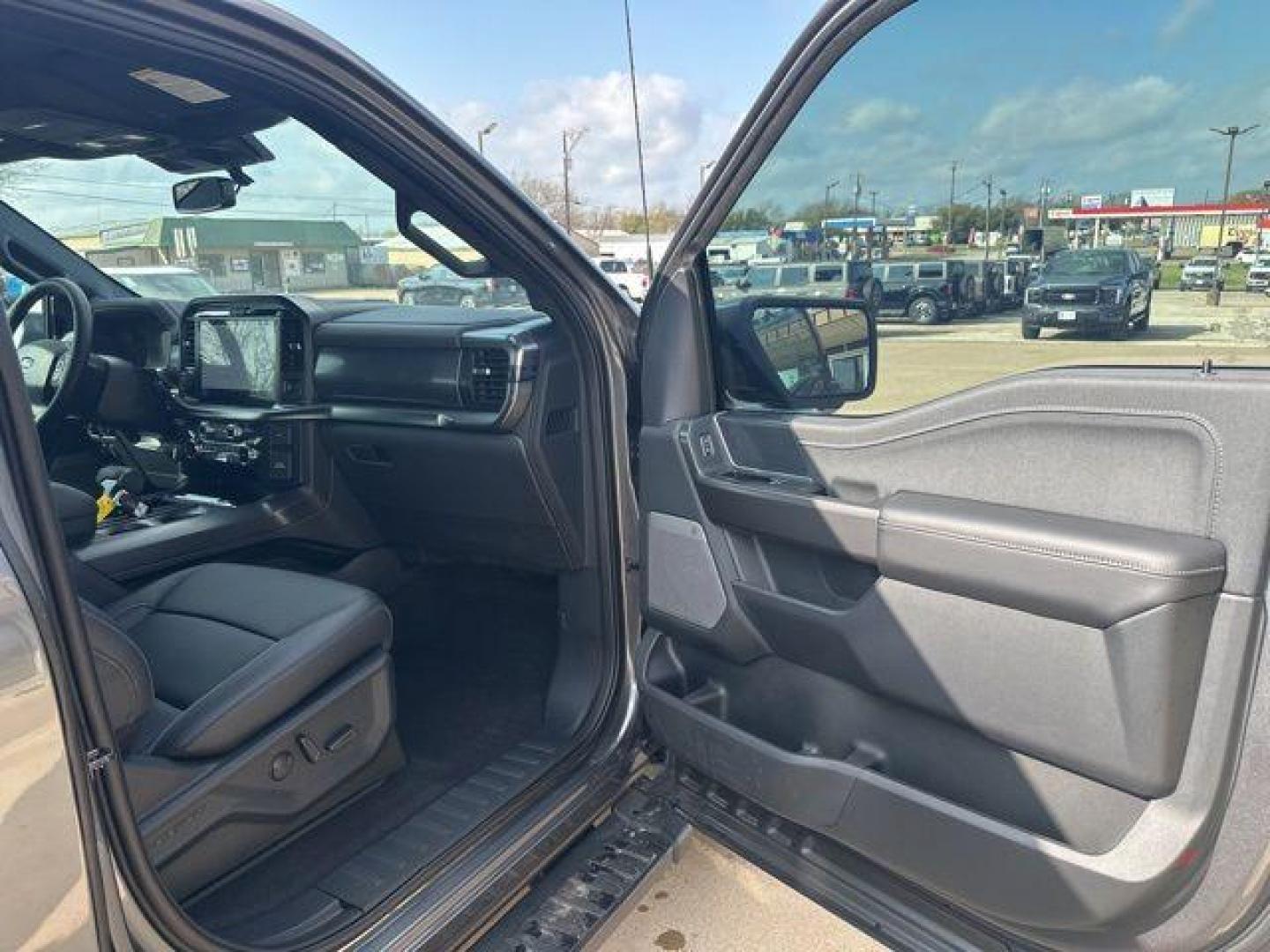 2025 Gray Metallic /Black Ford F-150 Lariat (1FTFW5L88SF) with an 3.5L V6 EcoBoost engine, Automatic transmission, located at 1105 E Mulberry, Kaufman, TX, 75142, (972) 962-2151, 32.589550, -96.300926 - $5,087 off MSRP!<br><br>4WD.<br>Carbonized Gray Metallic 2025 Ford F-150 4D SuperCrew Lariat 4WD 10-Speed Automatic 3.5L V6 EcoBoost 18/23 City/Highway MPG - Photo#17