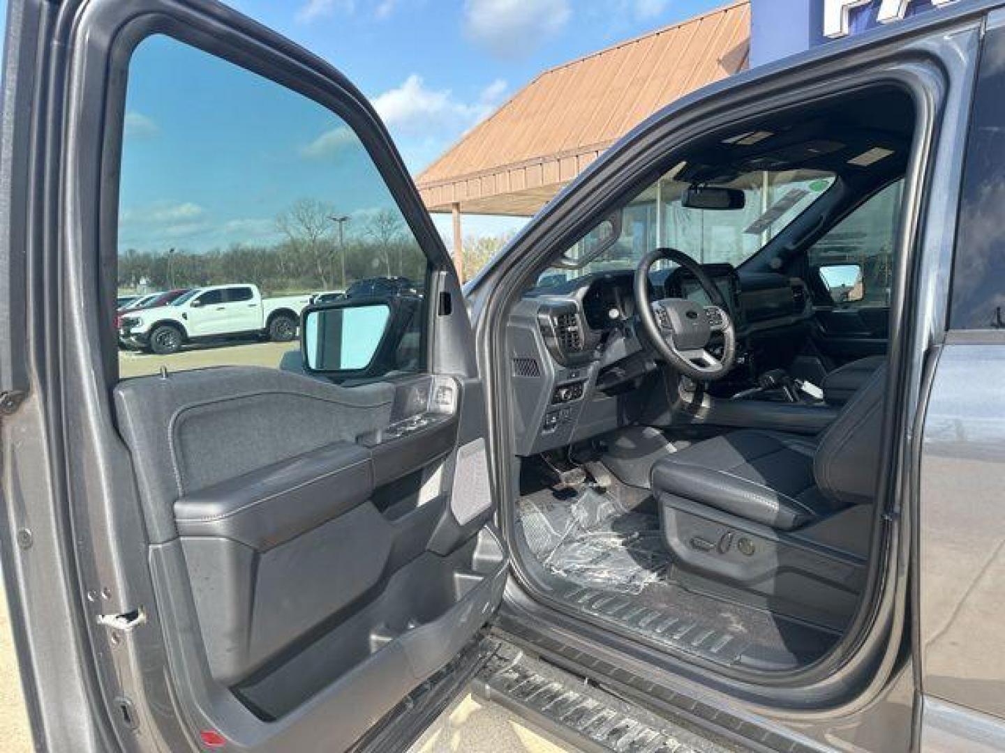 2025 Gray Metallic /Black Ford F-150 Lariat (1FTFW5L88SF) with an 3.5L V6 EcoBoost engine, Automatic transmission, located at 1105 E Mulberry, Kaufman, TX, 75142, (972) 962-2151, 32.589550, -96.300926 - $8,587 off MSRP!<br><br>4WD.<br>Carbonized Gray Metallic 2025 Ford F-150 4D SuperCrew Lariat 4WD 10-Speed Automatic 3.5L V6 EcoBoost 18/23 City/Highway MPG Price includes: $1000 - Employee Pricing Retail Bonus Cash. Exp. 07/06/2026 $2500 - Employee Pricing Retail Customer Cash. Exp. 07/06/2026 - Photo#6