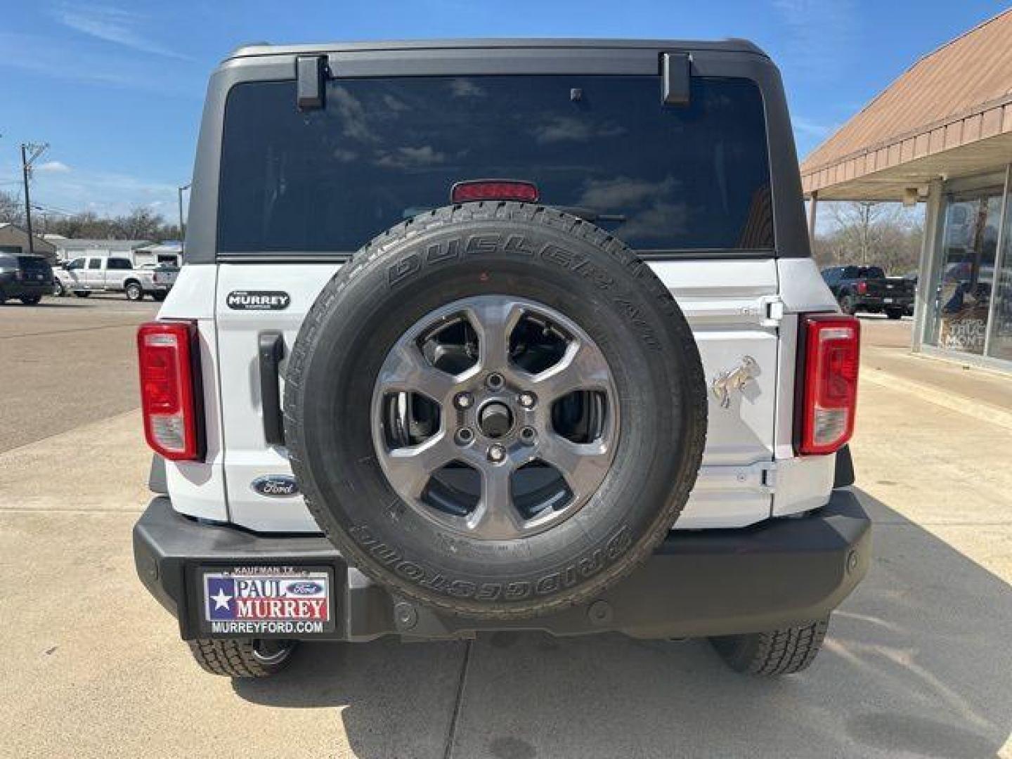 2025 Oxford White /Dark Gray W/Black Onyx Ford Bronco Big Bend (1FMDE7BH8SL) with an 2.3L EcoBoost I-4 engine, Automatic transmission, located at 1105 E Mulberry, Kaufman, TX, 75142, (972) 962-2151, 32.589550, -96.300926 - $4,505 off MSRP! Priced below KBB Fair Purchase Price!<br><br><br>Oxford White 2025 Ford Bronco 4D Sport Utility Big Bend 4WD 10-Speed Automatic 2.3L EcoBoost I-4 18/22 City/Highway MPG Price includes: $2750 - Retail Customer Cash. Exp. 04/30/2026 - Photo#3