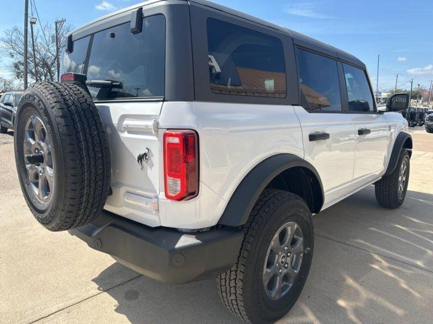2025 Oxford White /Dark Gray W/Black Onyx Ford Bronco Big Bend (1FMDE7BH8SL) with an 2.3L EcoBoost I-4 engine, Automatic transmission, located at 1105 E Mulberry, Kaufman, TX, 75142, (972) 962-2151, 32.589550, -96.300926 - $4,505 off MSRP! Priced below KBB Fair Purchase Price!<br><br><br>Oxford White 2025 Ford Bronco 4D Sport Utility Big Bend 4WD 10-Speed Automatic 2.3L EcoBoost I-4 18/22 City/Highway MPG Price includes: $2750 - Retail Customer Cash. Exp. 04/30/2026 - Photo#4