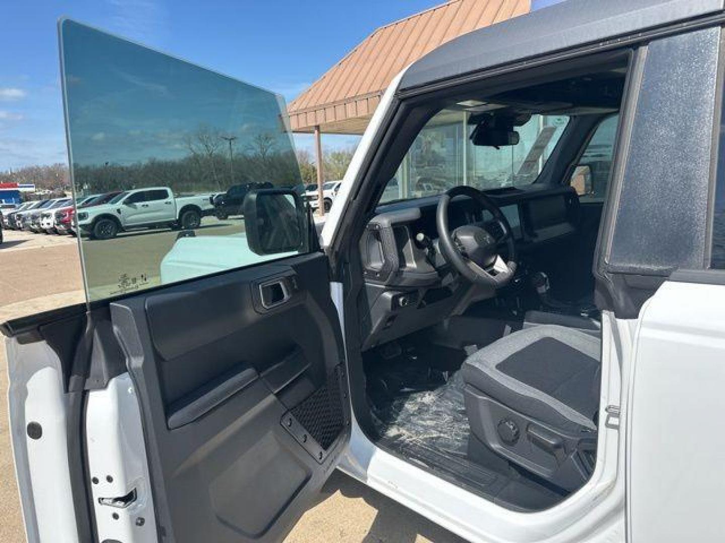 2025 Oxford White /Dark Gray W/Black Onyx Ford Bronco Big Bend (1FMDE7BH8SL) with an 2.3L EcoBoost I-4 engine, Automatic transmission, located at 1105 E Mulberry, Kaufman, TX, 75142, (972) 962-2151, 32.589550, -96.300926 - $4,505 off MSRP! Priced below KBB Fair Purchase Price!<br><br><br>Oxford White 2025 Ford Bronco 4D Sport Utility Big Bend 4WD 10-Speed Automatic 2.3L EcoBoost I-4 18/22 City/Highway MPG Price includes: $2750 - Retail Customer Cash. Exp. 04/30/2026 - Photo#7