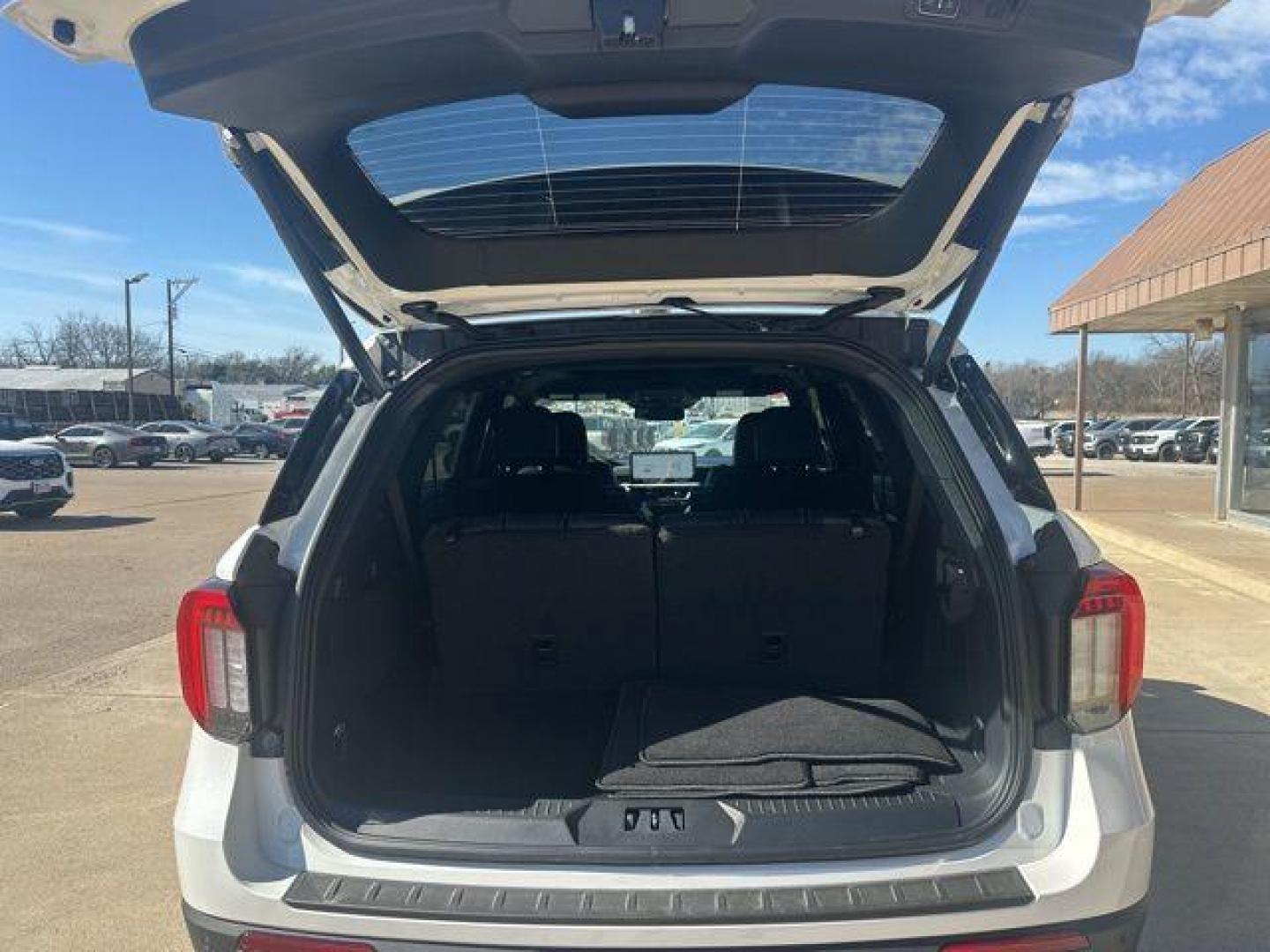 2026 White Metallic /Onyx Ford Explorer ST (1FMWK8GC2TG) with an 3.0L EcoBoost V6 engine, Automatic transmission, located at 1105 E Mulberry, Kaufman, TX, 75142, (972) 962-2151, 32.589550, -96.300926 - $3,500 off MSRP!<br><br>4WD.<br>White Metallic 2026 Ford Explorer 4D Sport Utility ST 4WD 10-Speed Automatic 3.0L EcoBoost V6 18/25 City/Highway MPG Price includes: $3500 - Retail Customer Cash. Exp. 03/31/2026 - Photo#17