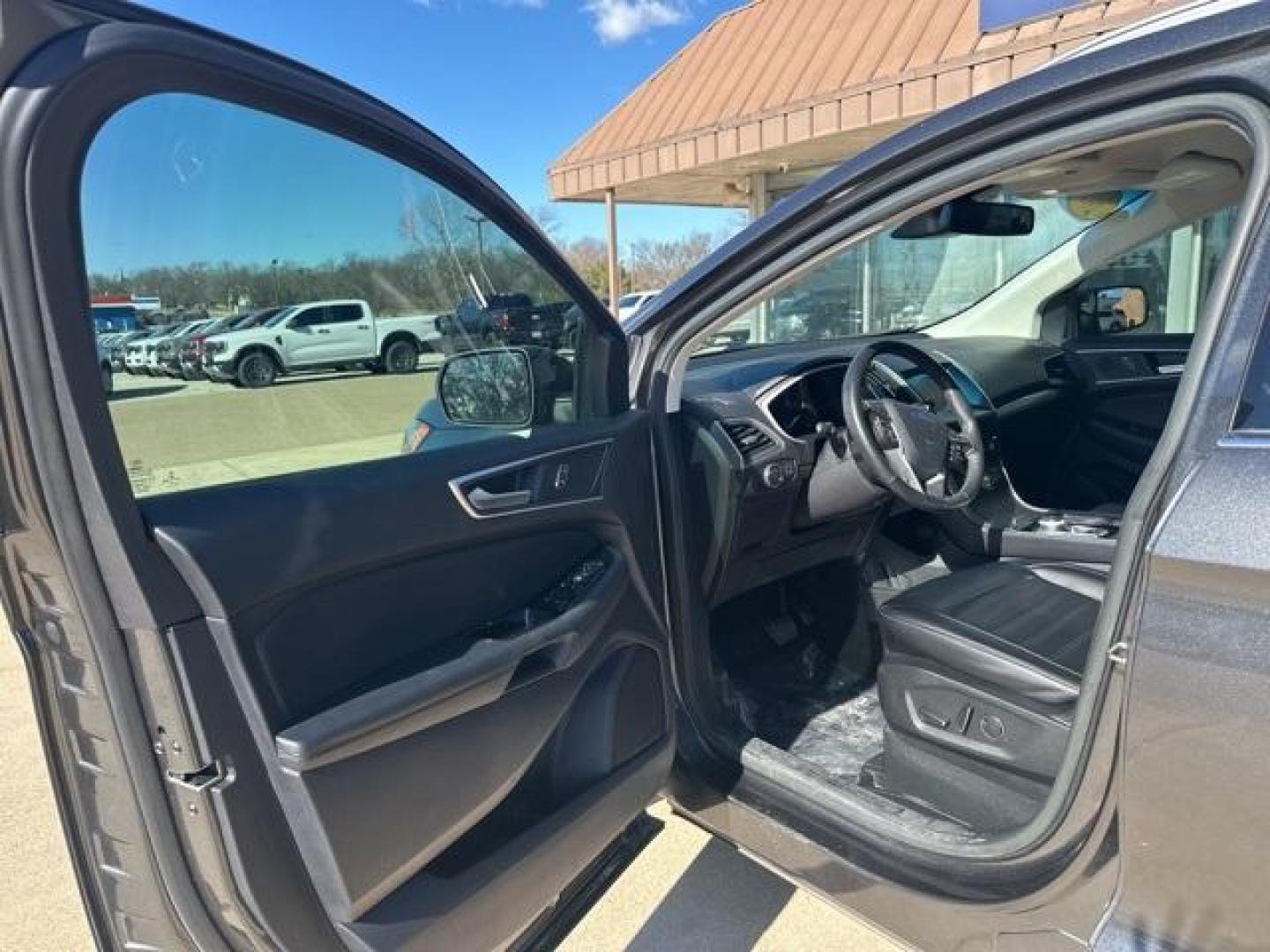 2019 Magnetic /Ebony Ford Edge SEL (2FMPK3J98KB) with an EcoBoost 2.0L I4 GTDi DOHC Turbocharged VCT engine, Automatic transmission, located at 1105 E Mulberry, Kaufman, TX, 75142, (972) 962-2151, 32.589550, -96.300926 - Magnetic 2019 Ford Edge 4D Sport Utility SEL FWD 8-Speed Automatic EcoBoost 2.0L I4 GTDi DOHC Turbocharged VCT<br><br><br>22/29 City/Highway MPG<br><br><br>Please call Paul Murrey Ford Inc. In Kaufman Texas A Family Dealership Since 1952 Serving the Dallas Fort Worth and East Texas areas for over 70 - Photo#5
