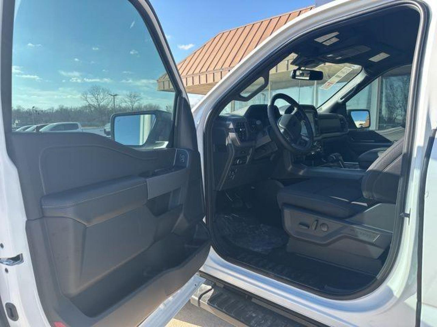 2026 Oxford White /Black Ford F-150 XLT (1FTFW3L52TK) with an 5.0L V8 engine, Automatic transmission, located at 1105 E Mulberry, Kaufman, TX, 75142, (972) 962-2151, 32.589550, -96.300926 - $3,000 off MSRP!<br><br>4WD.<br>White / Oxford White 2026 Ford F-150 4D SuperCrew XLT 4WD 10-Speed Automatic 5.0L V8 17/22 City/Highway MPG Price includes: $3000 - Retail Customer Cash. Exp. 04/30/2026 - Photo#6