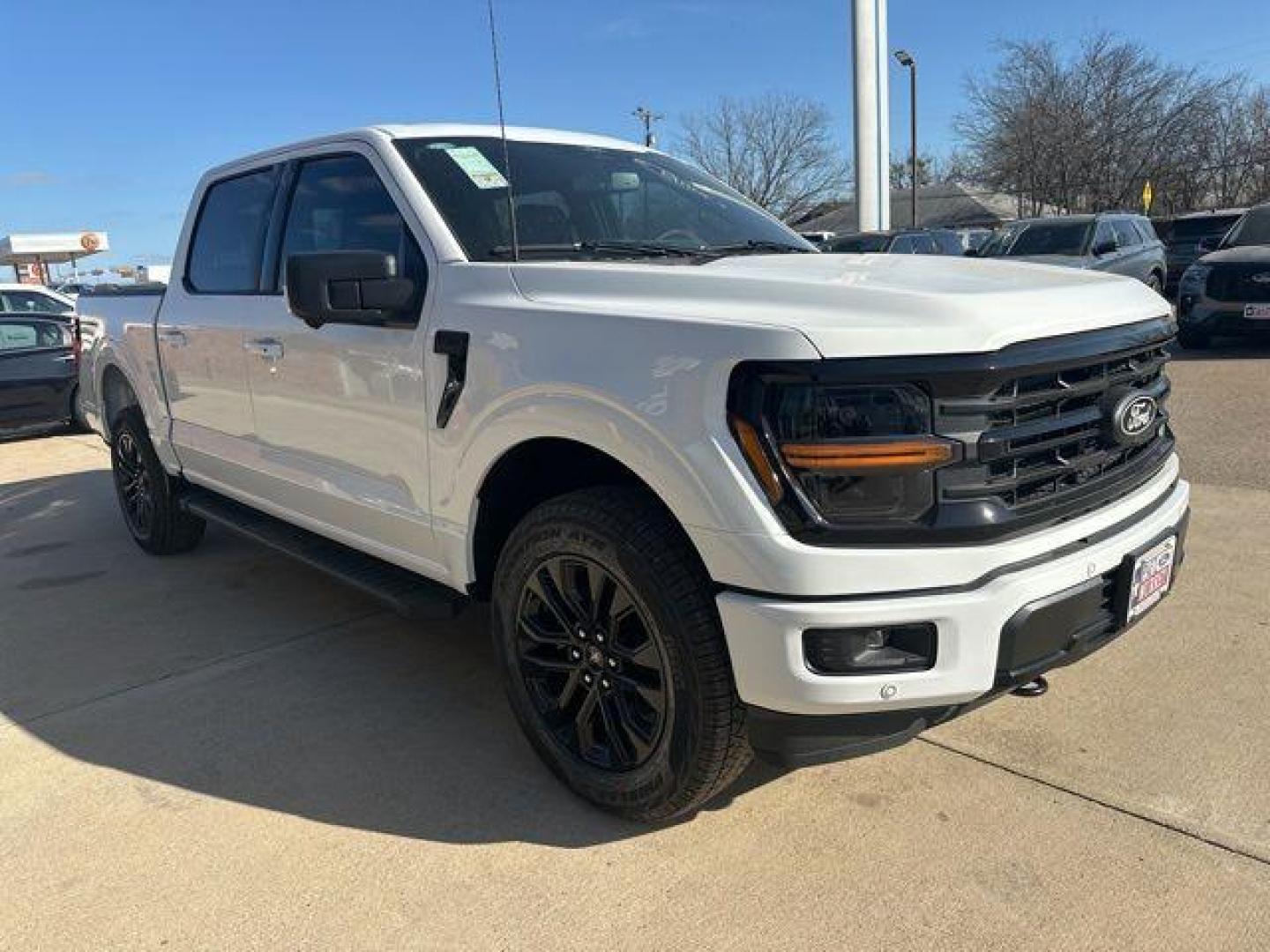 2026 Oxford White /Black Ford F-150 XLT (1FTFW3L52TK) with an 5.0L V8 engine, Automatic transmission, located at 1105 E Mulberry, Kaufman, TX, 75142, (972) 962-2151, 32.589550, -96.300926 - $1,000 off MSRP!<br><br>4WD.<br>White / Oxford White 2026 Ford F-150 4D SuperCrew XLT 4WD 10-Speed Automatic 5.0L V8 17/22 City/Highway MPG Price includes: $1000 - Employee Pricing Retail Customer Cash. Exp. 07/06/2026 - Photo#5