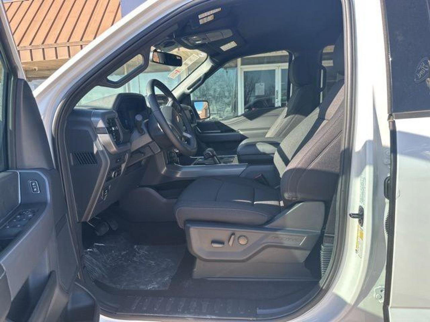 2026 Oxford White /Black Ford F-150 XLT (1FTFW3L52TK) with an 5.0L V8 engine, Automatic transmission, located at 1105 E Mulberry, Kaufman, TX, 75142, (972) 962-2151, 32.589550, -96.300926 - $1,000 off MSRP!<br><br>4WD.<br>White / Oxford White 2026 Ford F-150 4D SuperCrew XLT 4WD 10-Speed Automatic 5.0L V8 17/22 City/Highway MPG Price includes: $1000 - Employee Pricing Retail Customer Cash. Exp. 07/06/2026 - Photo#7
