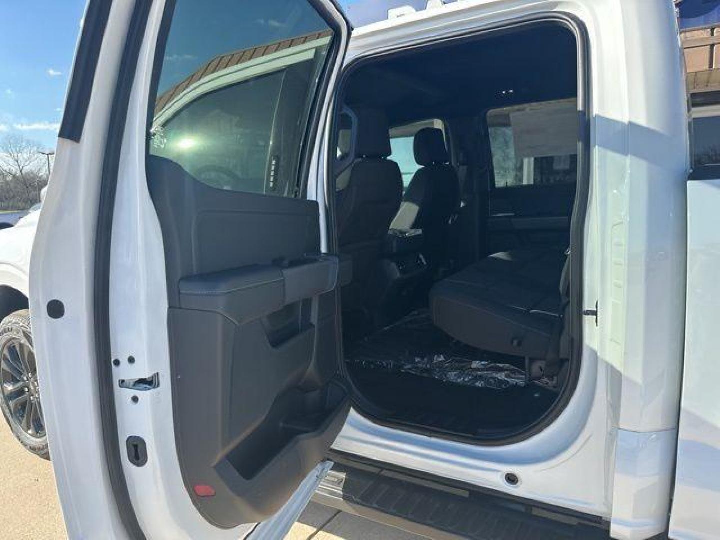 2026 Oxford White /Black Ford F-150 XLT (1FTFW3L52TK) with an 5.0L V8 engine, Automatic transmission, located at 1105 E Mulberry, Kaufman, TX, 75142, (972) 962-2151, 32.589550, -96.300926 - $1,000 off MSRP!<br><br>4WD.<br>White / Oxford White 2026 Ford F-150 4D SuperCrew XLT 4WD 10-Speed Automatic 5.0L V8 17/22 City/Highway MPG Price includes: $1000 - Employee Pricing Retail Customer Cash. Exp. 07/06/2026 - Photo#11