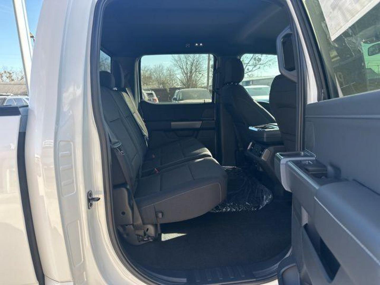 2026 Oxford White /Black Ford F-150 XLT (1FTFW3L52TK) with an 5.0L V8 engine, Automatic transmission, located at 1105 E Mulberry, Kaufman, TX, 75142, (972) 962-2151, 32.589550, -96.300926 - $1,000 off MSRP!<br><br>4WD.<br>White / Oxford White 2026 Ford F-150 4D SuperCrew XLT 4WD 10-Speed Automatic 5.0L V8 17/22 City/Highway MPG Price includes: $1000 - Employee Pricing Retail Customer Cash. Exp. 07/06/2026 - Photo#15