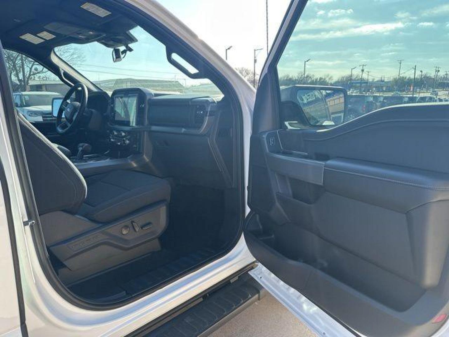 2026 Oxford White /Black Ford F-150 XLT (1FTFW3L52TK) with an 5.0L V8 engine, Automatic transmission, located at 1105 E Mulberry, Kaufman, TX, 75142, (972) 962-2151, 32.589550, -96.300926 - $1,000 off MSRP!<br><br>4WD.<br>White / Oxford White 2026 Ford F-150 4D SuperCrew XLT 4WD 10-Speed Automatic 5.0L V8 17/22 City/Highway MPG Price includes: $1000 - Employee Pricing Retail Customer Cash. Exp. 07/06/2026 - Photo#16